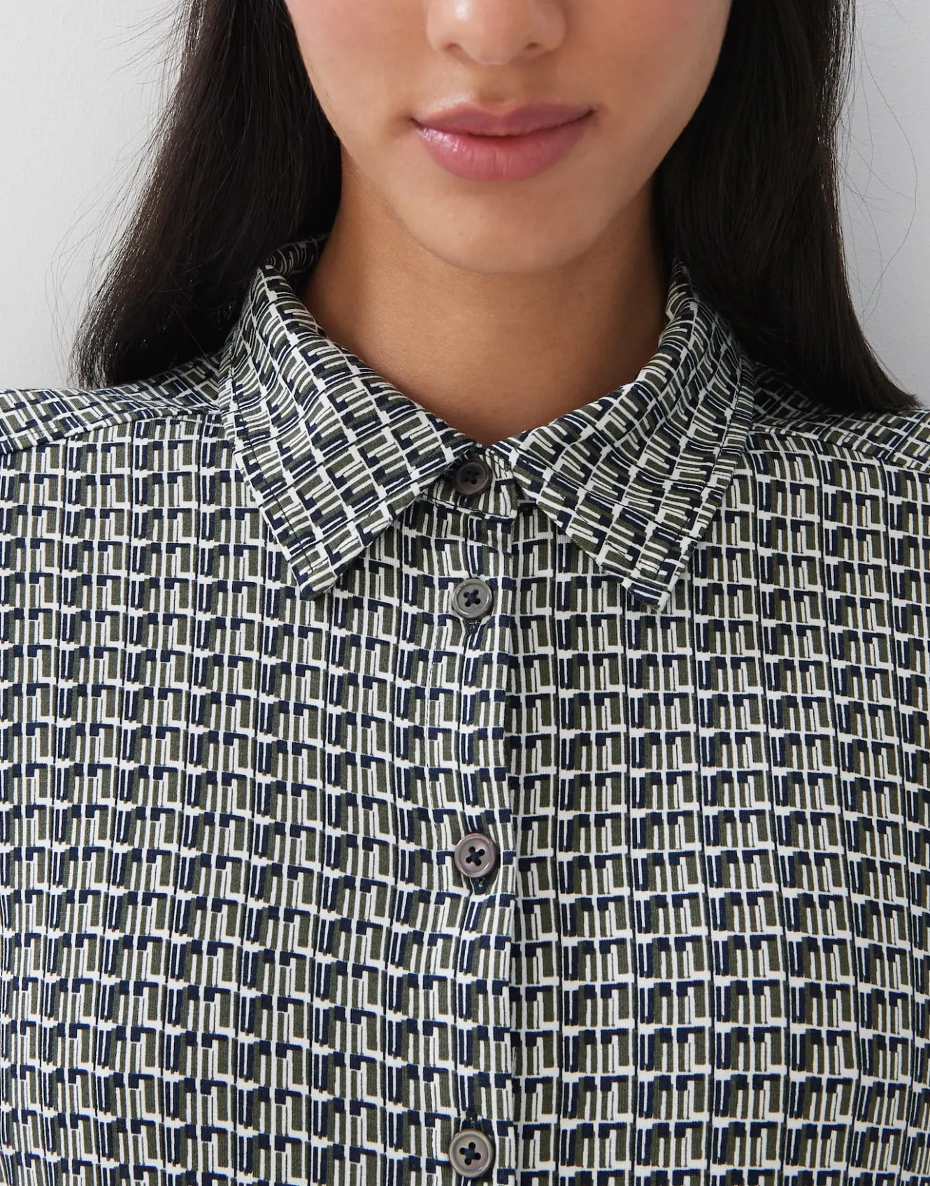 blusenshirt_kelly_pattern_grn_online_bestellen_3.webp OPUS Blusenshirt Kelly Pattern Grün Online Bestellen^Damen Shirts | Blusen