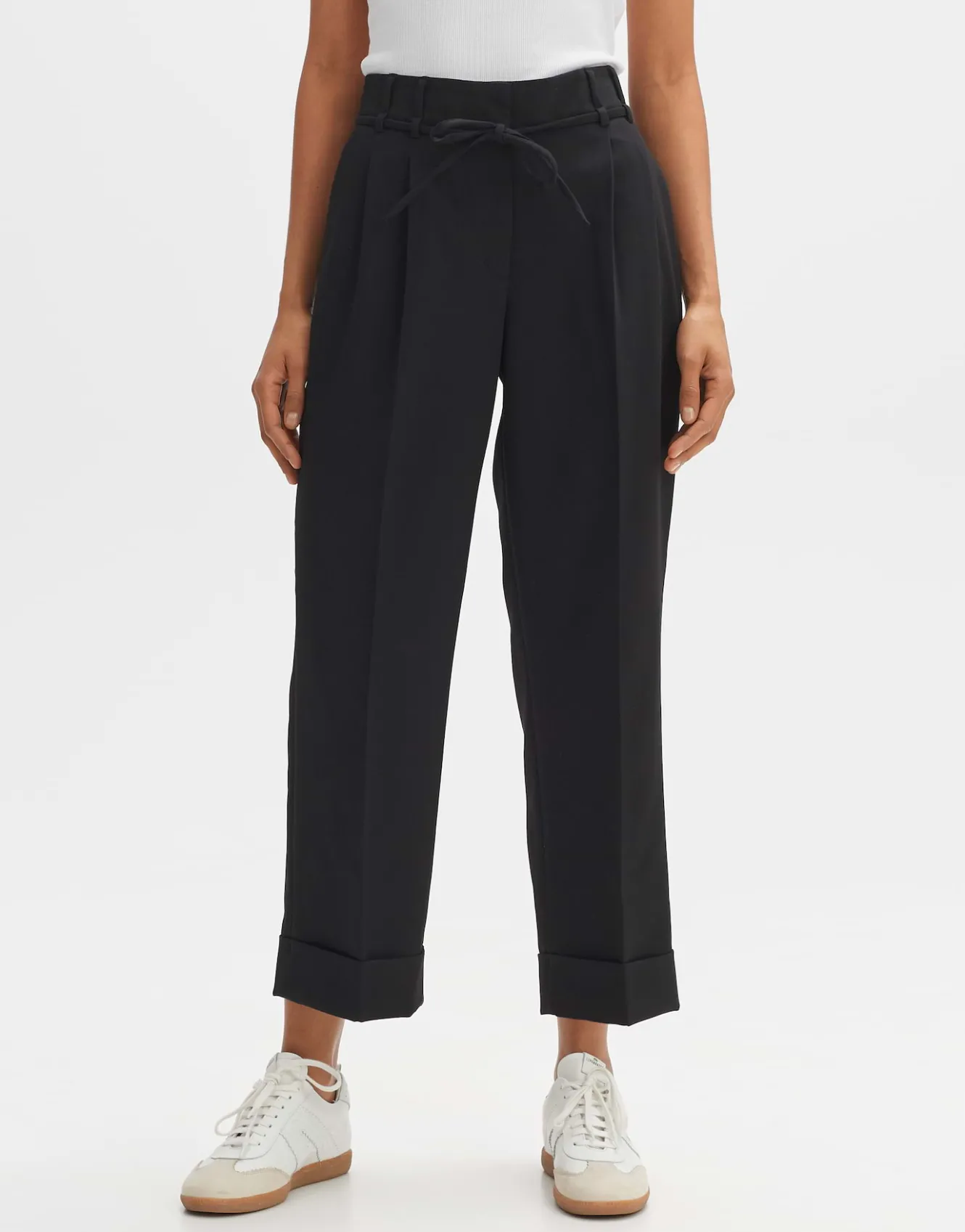 bundfaltenhose_meeri_schwarz_online_bestellen_1.webp OPUS Bundfaltenhose Meeri Schwarz Online Bestellen^Damen Hosen