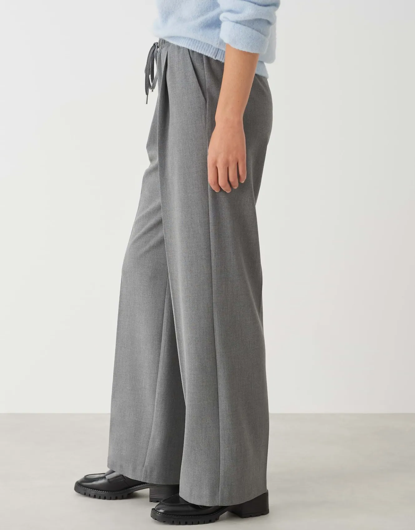 bundfaltenhose_mutasi_grau_online_bestellen_3.webp OPUS Bundfaltenhose Mutasi Grau Online Bestellen^Damen Hosen