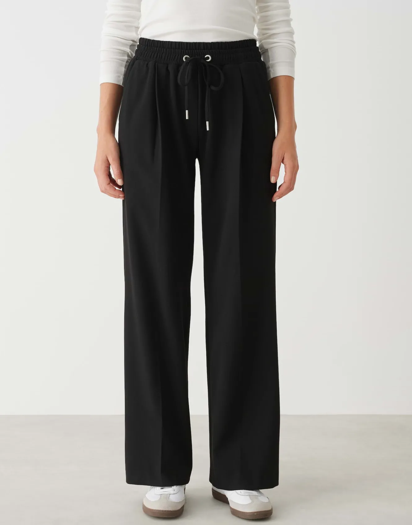 bundfaltenhose_mutasi_schwarz_online_bestellen_1.webp OPUS Bundfaltenhose Mutasi Schwarz Online Bestellen^Damen Hosen