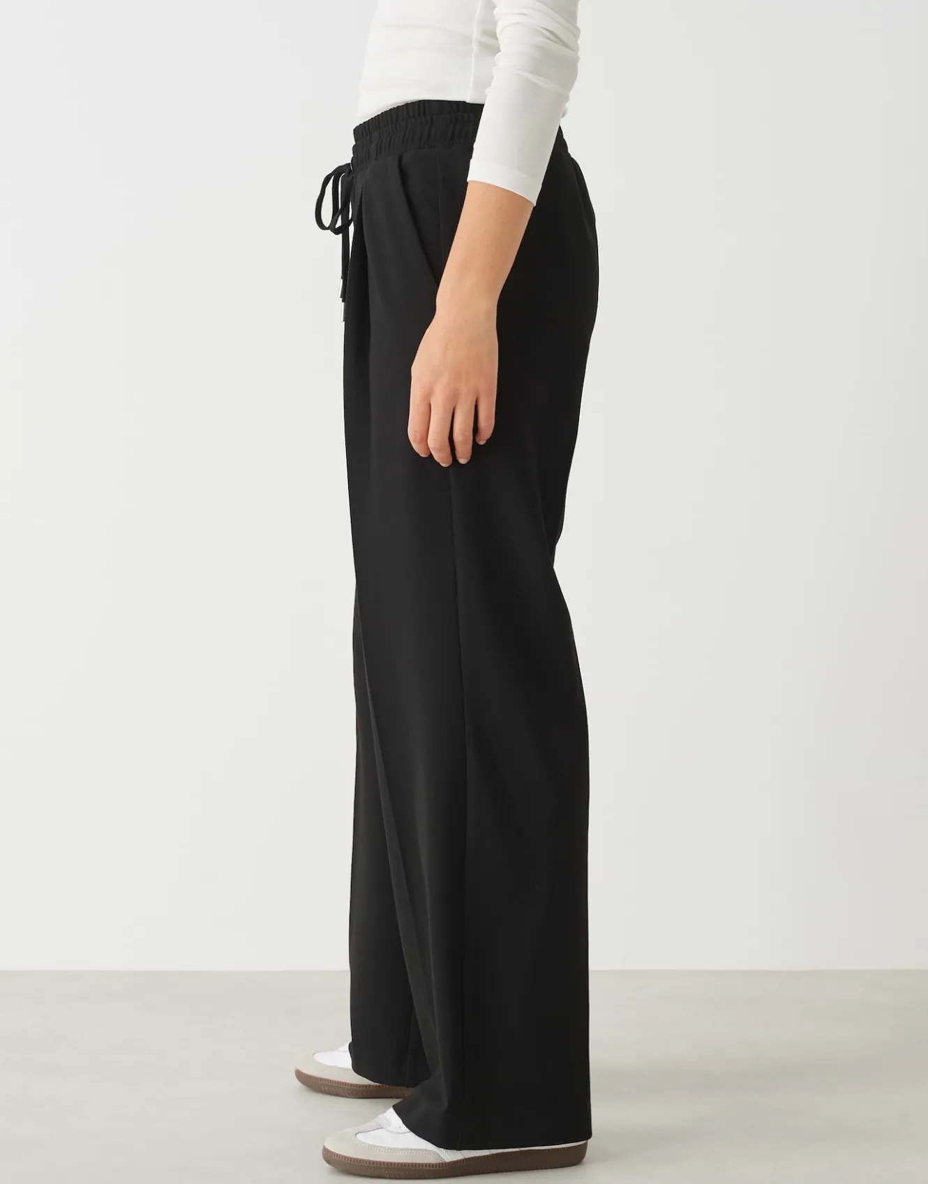bundfaltenhose_mutasi_schwarz_online_bestellen_3.webp OPUS Bundfaltenhose Mutasi Schwarz Online Bestellen^Damen Hosen