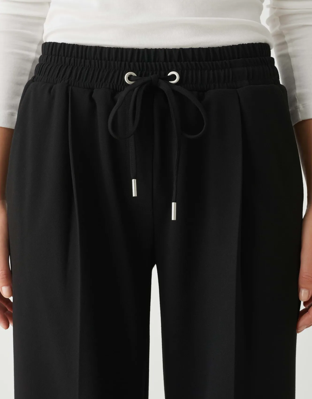 bundfaltenhose_mutasi_schwarz_online_bestellen_4.webp OPUS Bundfaltenhose Mutasi Schwarz Online Bestellen^Damen Hosen
