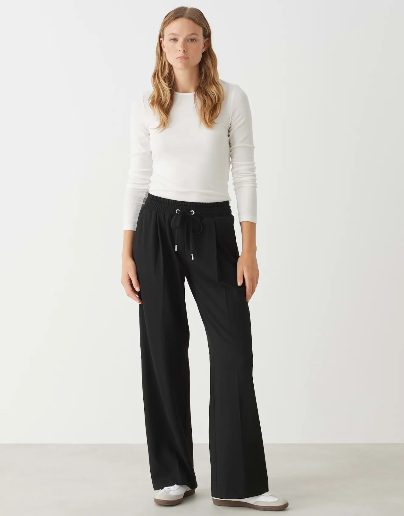 bundfaltenhose_mutasi_schwarz_online_bestellen_6.webp OPUS Bundfaltenhose Mutasi Schwarz Online Bestellen^Damen Hosen