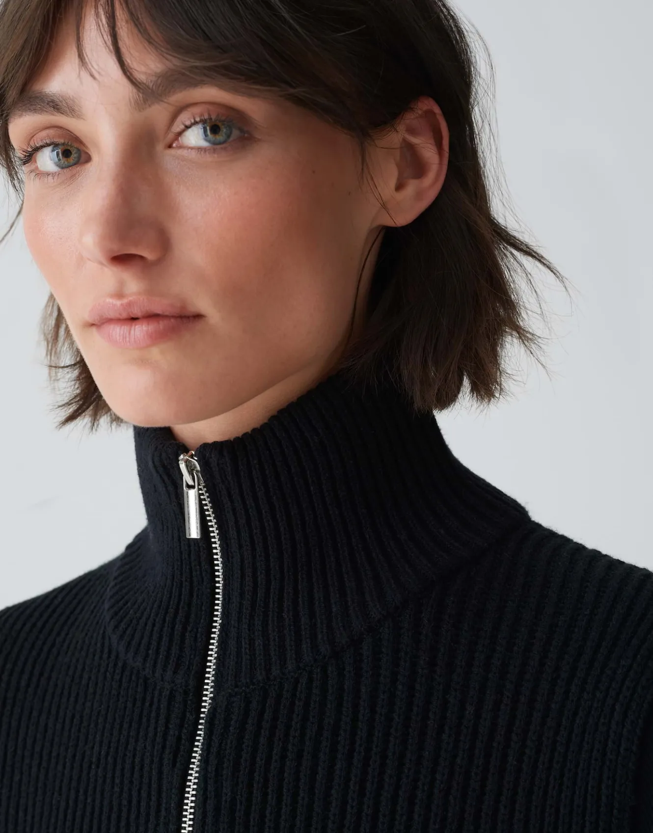 cape_abibo_cape_schwarz_online_bestellen_4.webp OPUS Cape Abibo Cape Schwarz Online Bestellen^Damen Strick | Accessoires