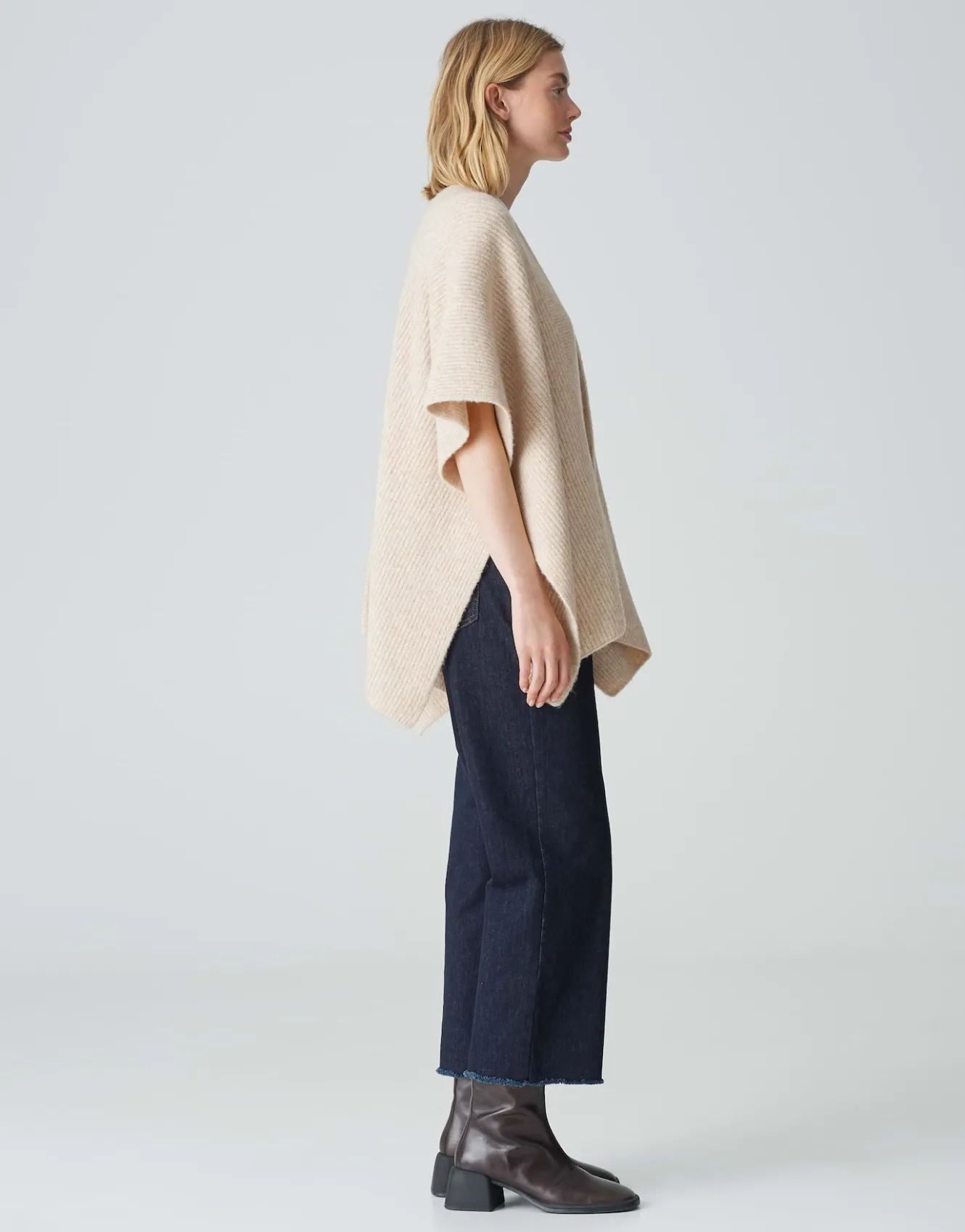 cape_ablanki_cape_beige_online_bestellen_3.webp OPUS Cape Ablanki Cape Beige Online Bestellen^Damen Strick | Accessoires