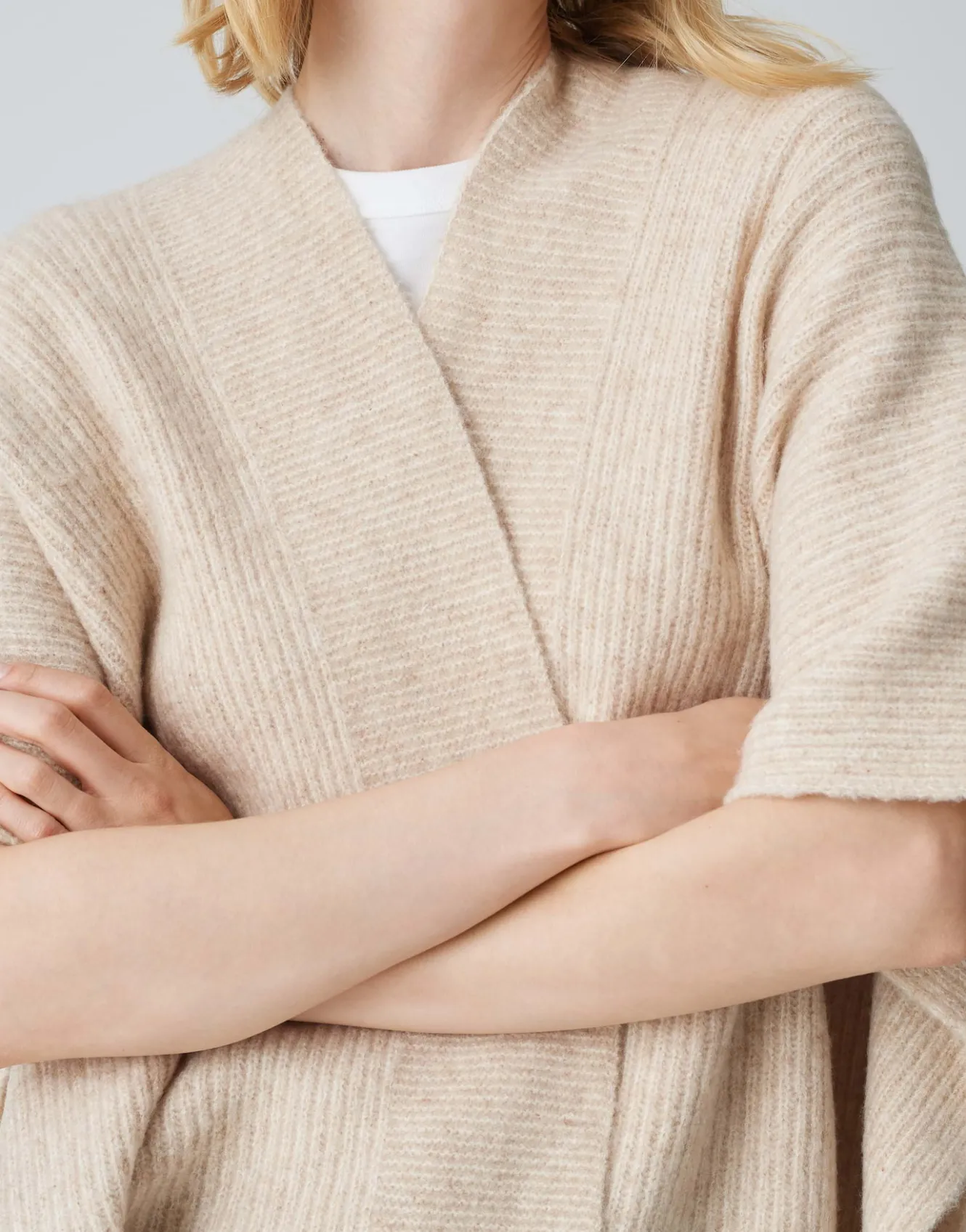 cape_ablanki_cape_beige_online_bestellen_4.webp OPUS Cape Ablanki Cape Beige Online Bestellen^Damen Strick | Accessoires