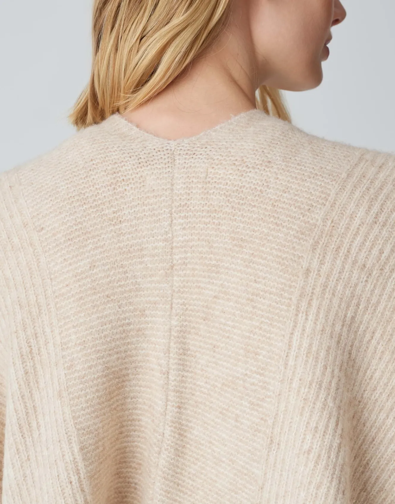 cape_ablanki_cape_beige_online_bestellen_5.webp OPUS Cape Ablanki Cape Beige Online Bestellen^Damen Strick | Accessoires