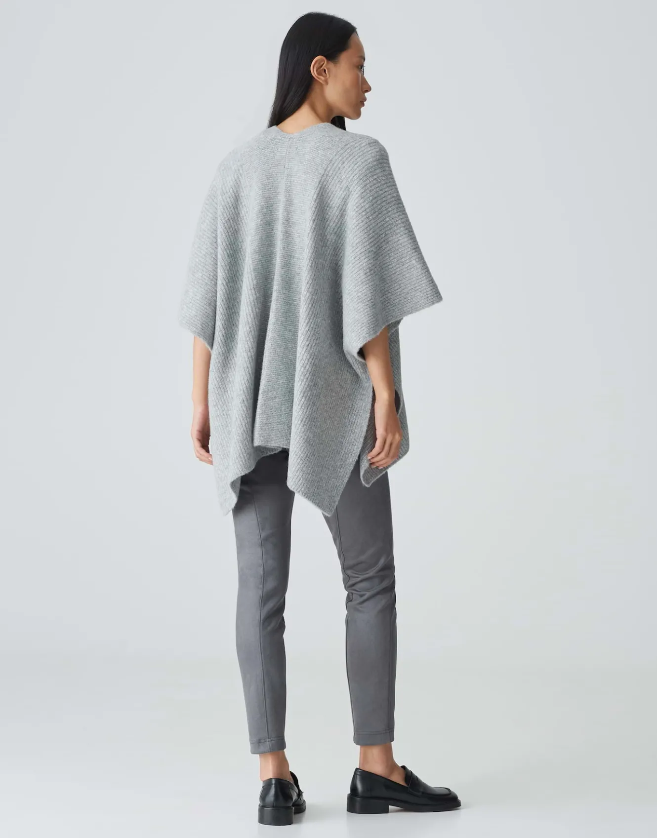 cape_ablanki_cape_grau_online_bestellen_2.webp OPUS Cape Ablanki Cape Grau Online Bestellen^Damen Strick | Accessoires