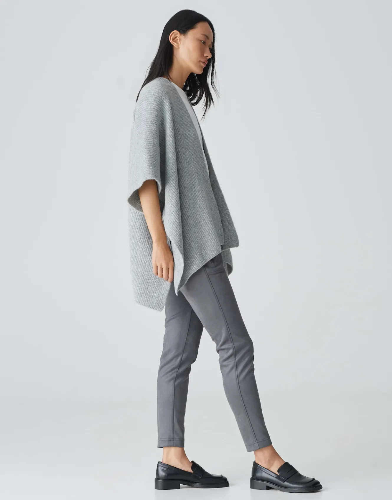 cape_ablanki_cape_grau_online_bestellen_3.webp OPUS Cape Ablanki Cape Grau Online Bestellen^Damen Strick | Accessoires
