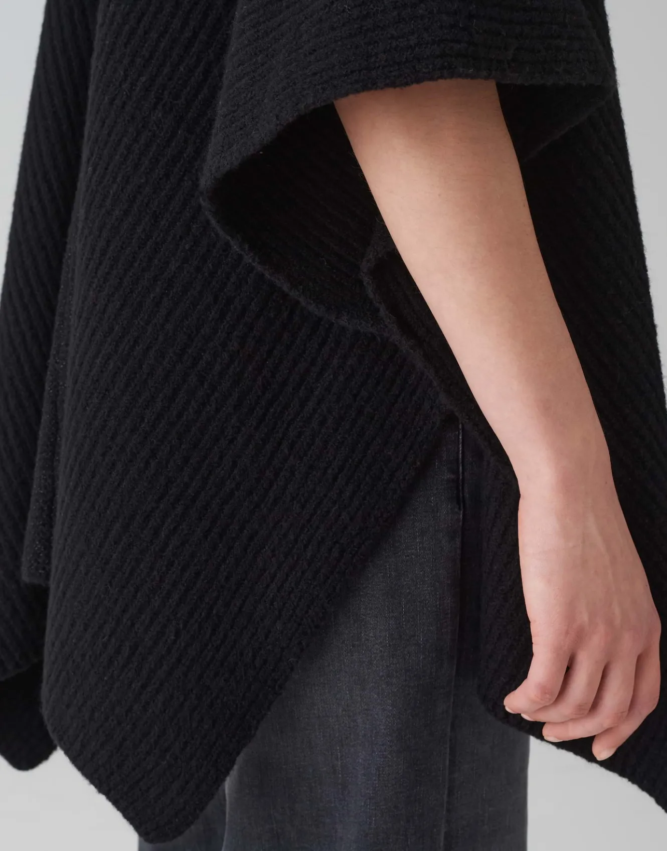 cape_ablanki_cape_schwarz_online_bestellen_5.webp OPUS Cape Ablanki Cape Schwarz Online Bestellen^Damen Accessoires