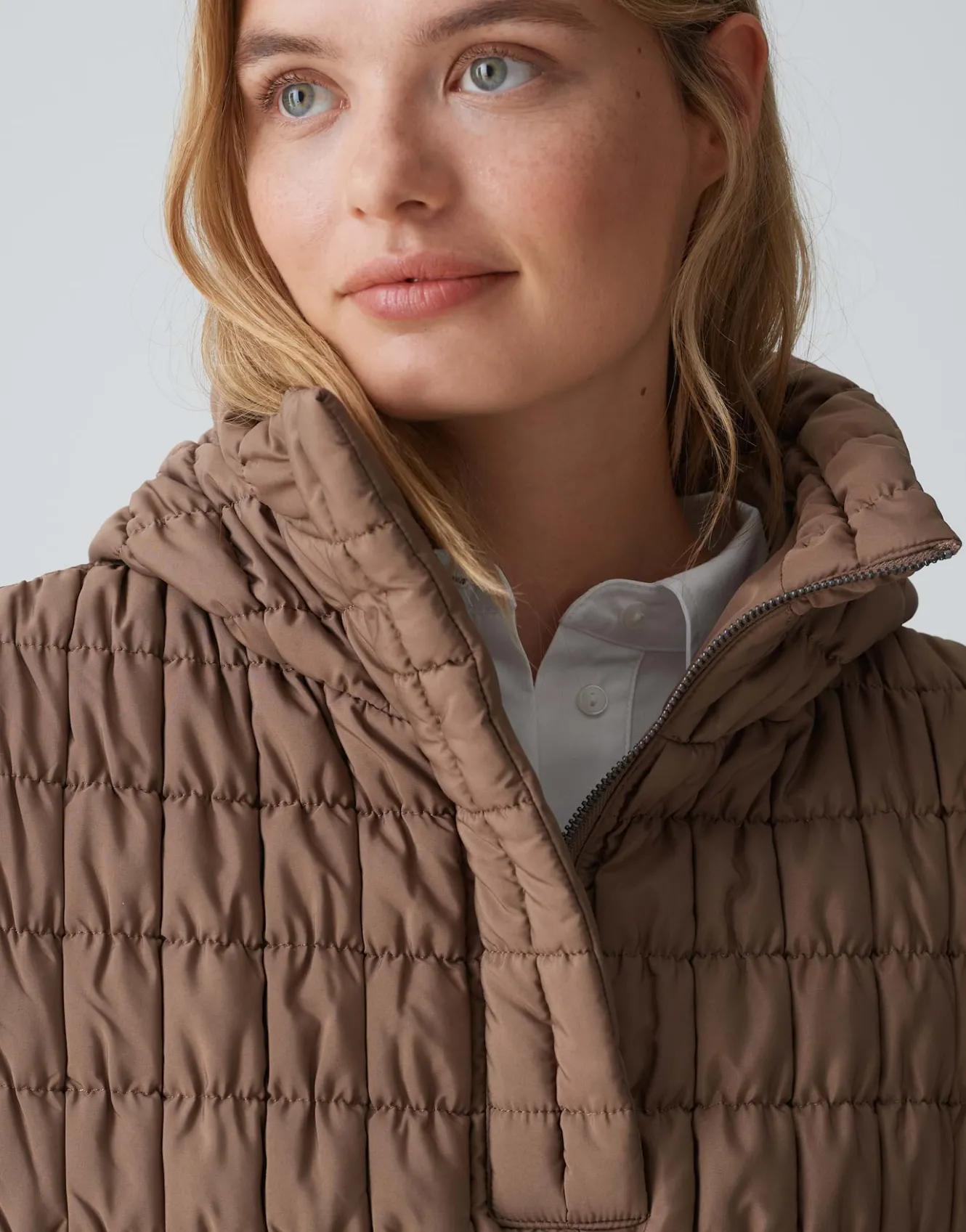 cape_arauti_bubble_braun_online_bestellen_5.webp OPUS Cape Arauti Bubble Braun Online Bestellen^Damen Blazer / Westen | Accessoires