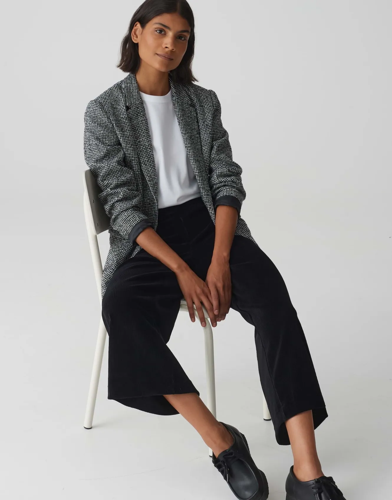 cordhose_misha_corduroy_schwarz_online_bestellen_8.webp OPUS Cordhose Misha Corduroy Schwarz Online Bestellen^Damen Hosen
