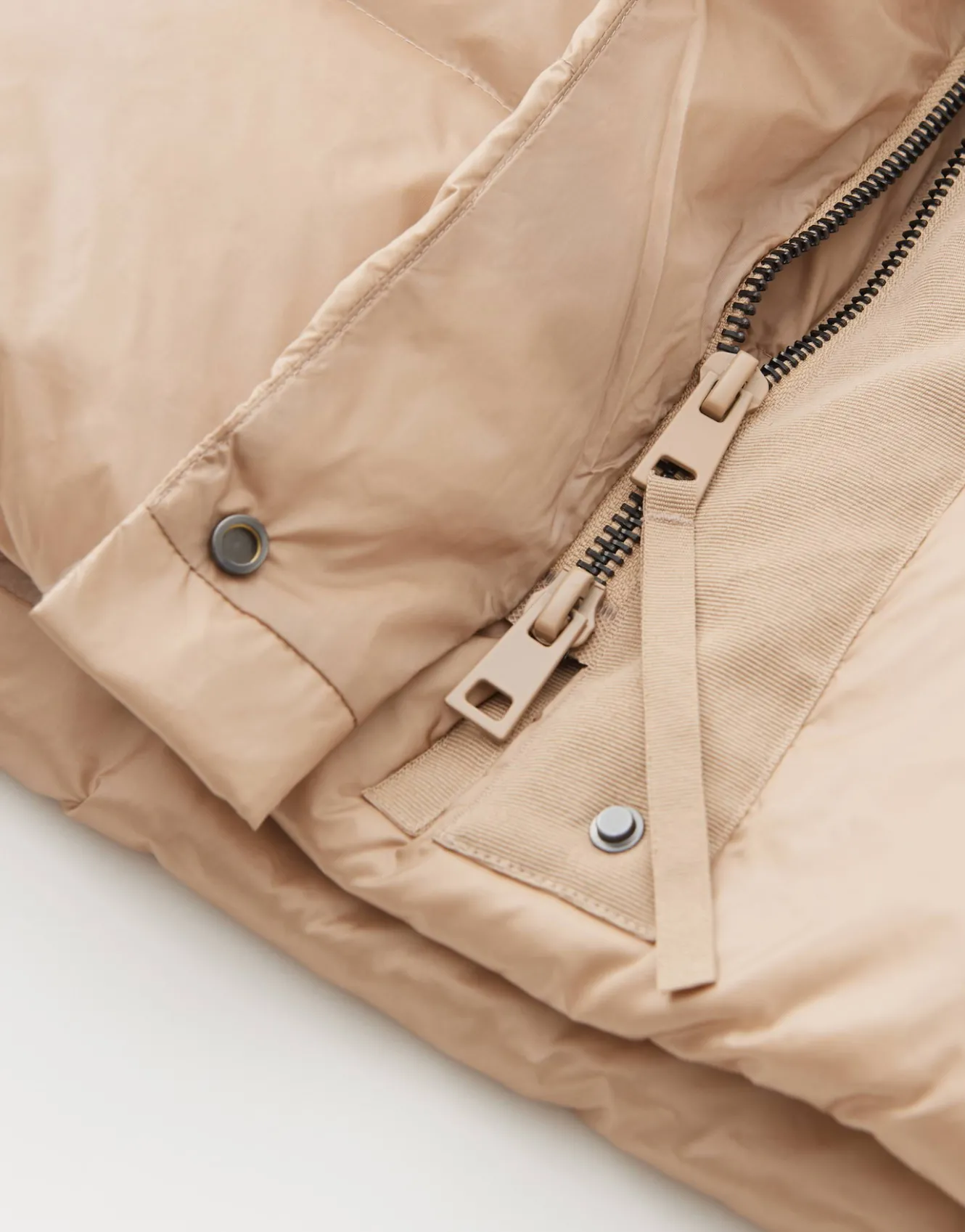 daunenweste_vausti_beige_online_bestellen_11.webp OPUS Daunenweste Vausti Beige Online Bestellen^Damen Jacken / Mäntel | Blazer / Westen