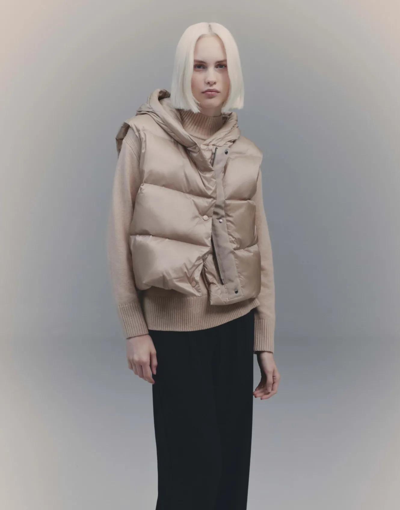 daunenweste_vausti_beige_online_bestellen_9.webp OPUS Daunenweste Vausti Beige Online Bestellen^Damen Jacken / Mäntel | Blazer / Westen
