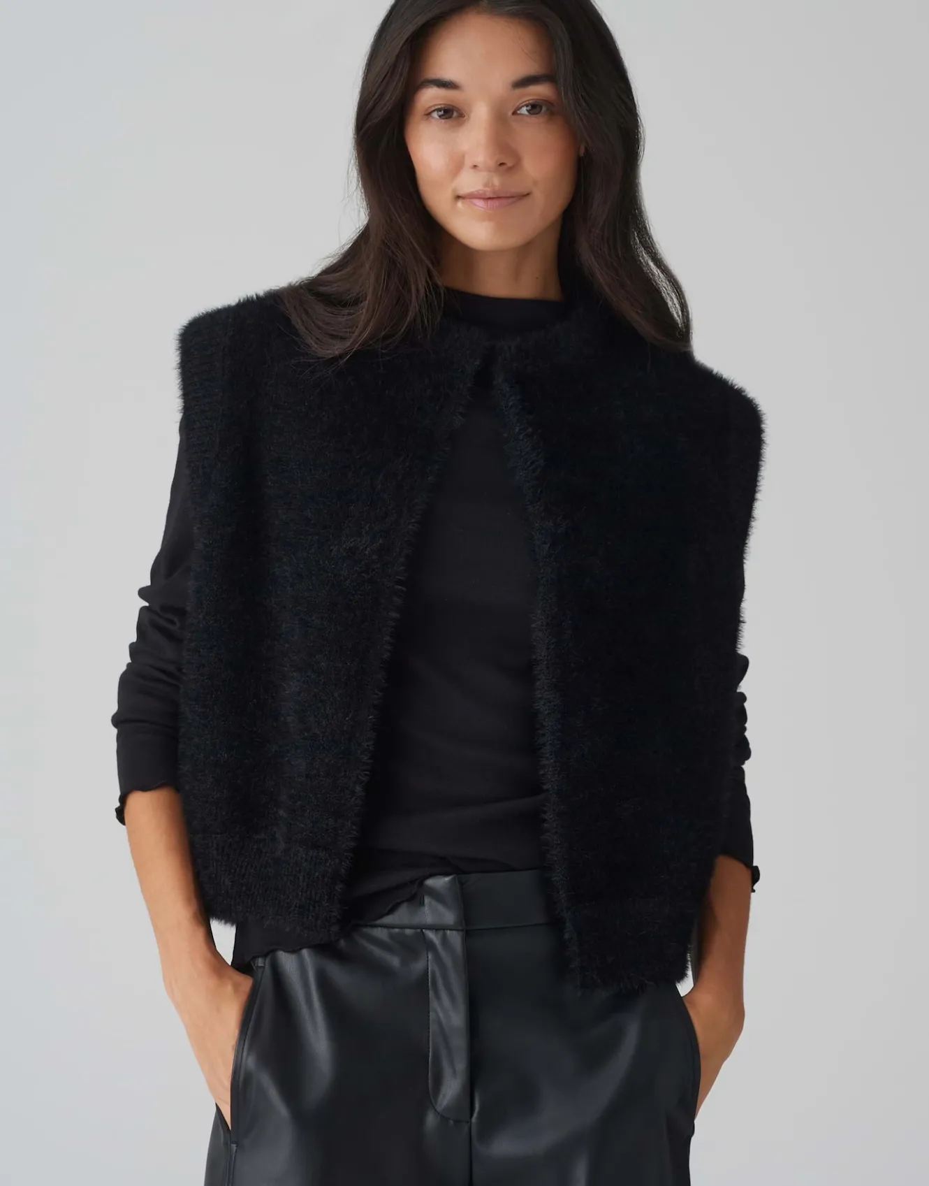fellweste_desto_schwarz_online_bestellen_1.webp OPUS Fellweste Desto Schwarz Online Bestellen^Damen Blazer / Westen