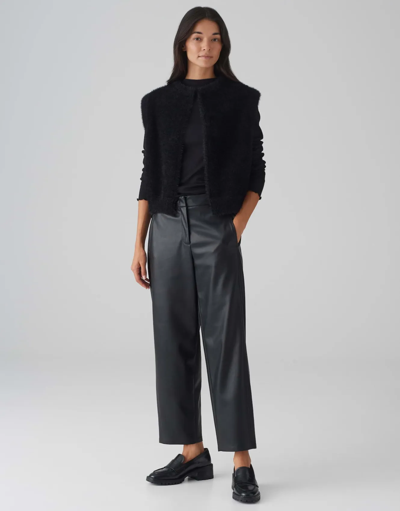 fellweste_desto_schwarz_online_bestellen_5.webp OPUS Fellweste Desto Schwarz Online Bestellen^Damen Blazer / Westen