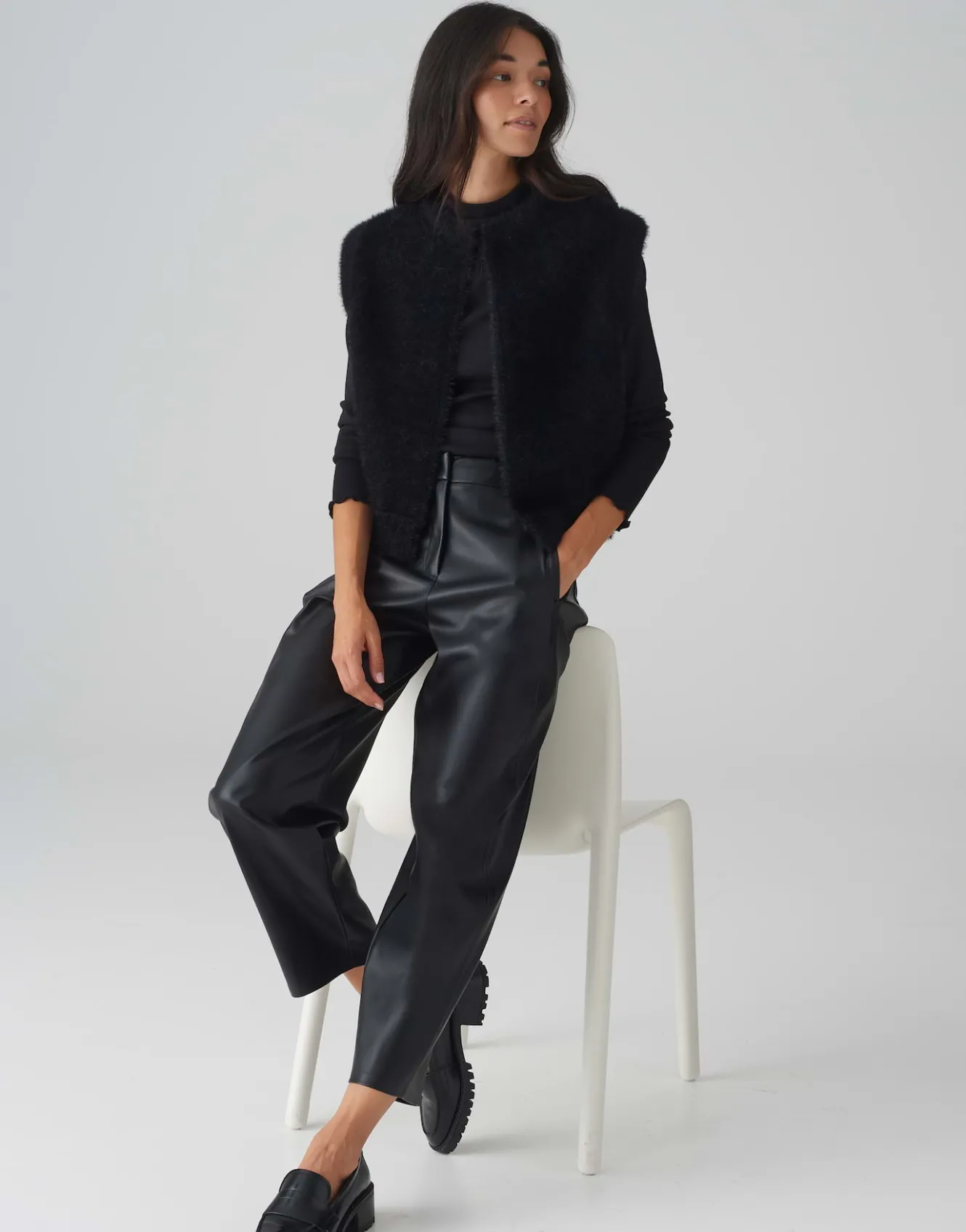 fellweste_desto_schwarz_online_bestellen_7.webp OPUS Fellweste Desto Schwarz Online Bestellen^Damen Blazer / Westen