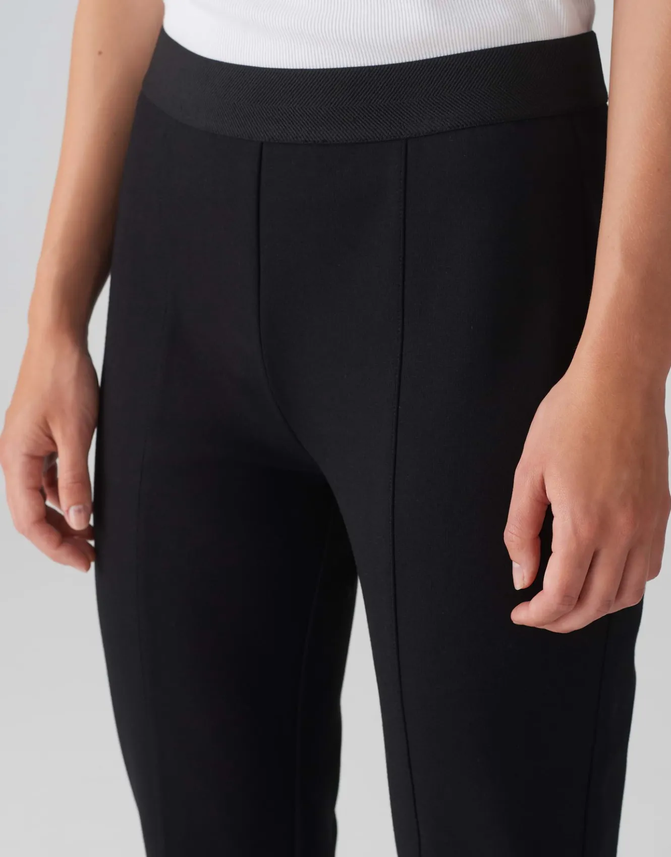 flared_pants_erja_sporty_schwarz_online_bestellen_5.webp OPUS Flared Pants Erja Sporty Schwarz Online Bestellen^Damen Hosen