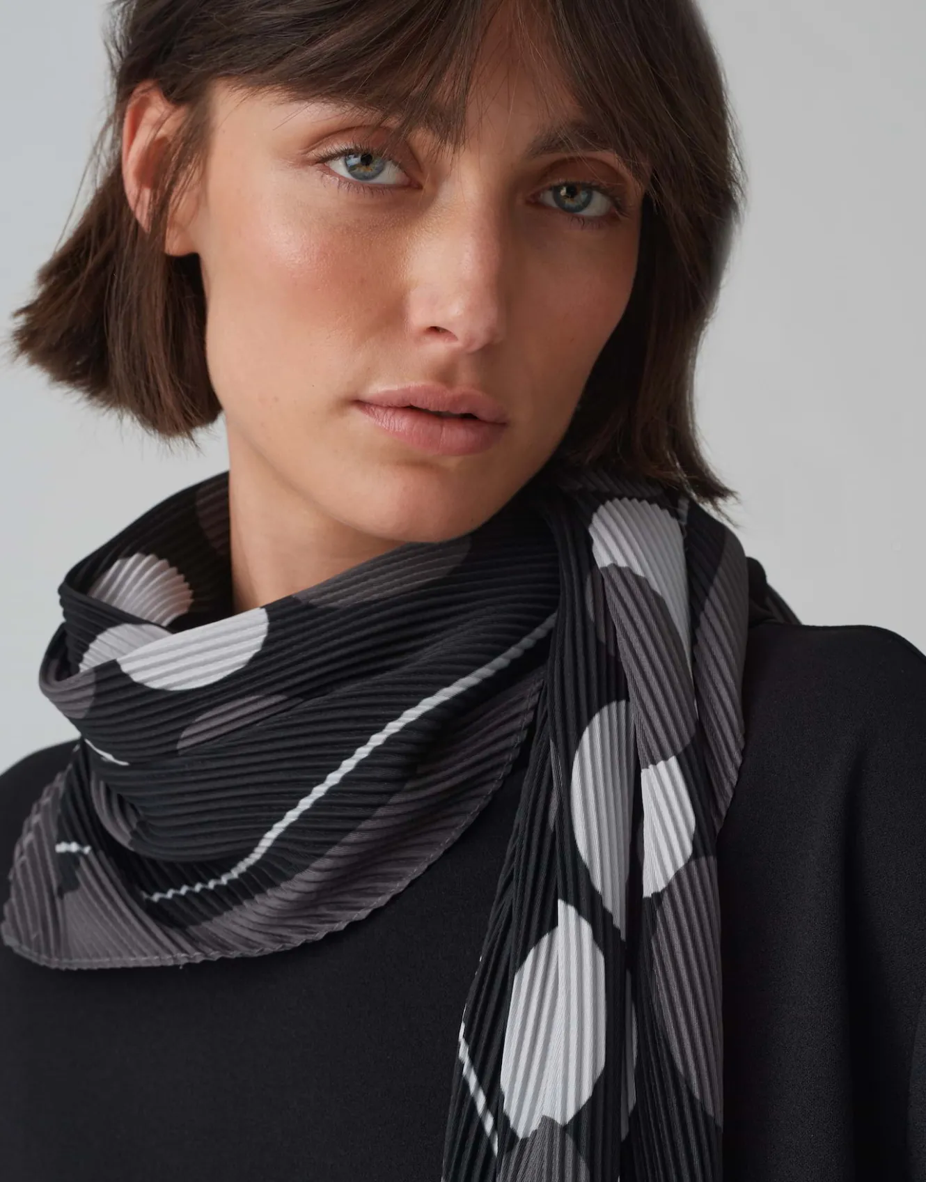 halstuch_aedgy_scarf_schwarz_online_bestellen_1.webp OPUS Halstuch Aedgy Scarf Schwarz Online Bestellen^Damen Accessoires