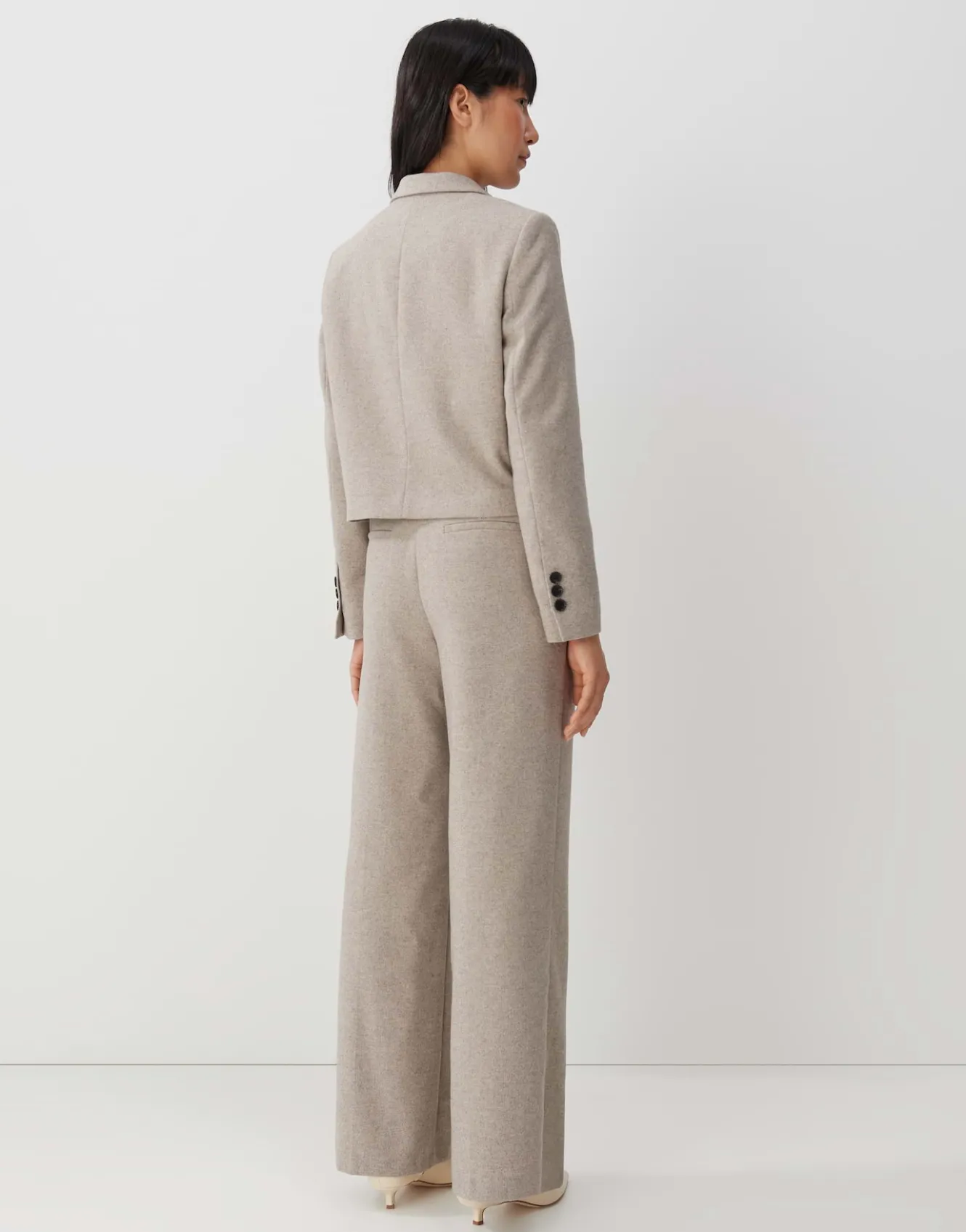 kurzblazer_naine_beige_online_bestellen_2.webp OPUS Kurzblazer Naine Beige Online Bestellen^Damen Blazer / Westen