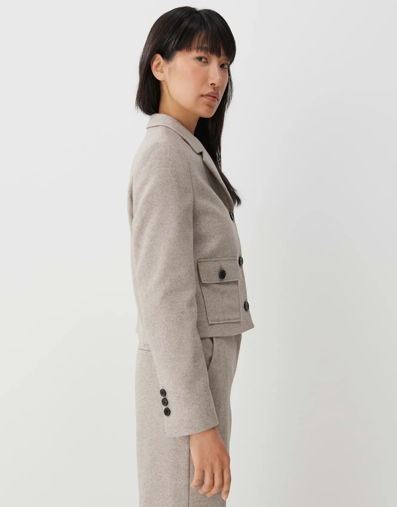 kurzblazer_naine_beige_online_bestellen_3.webp OPUS Kurzblazer Naine Beige Online Bestellen^Damen Blazer / Westen