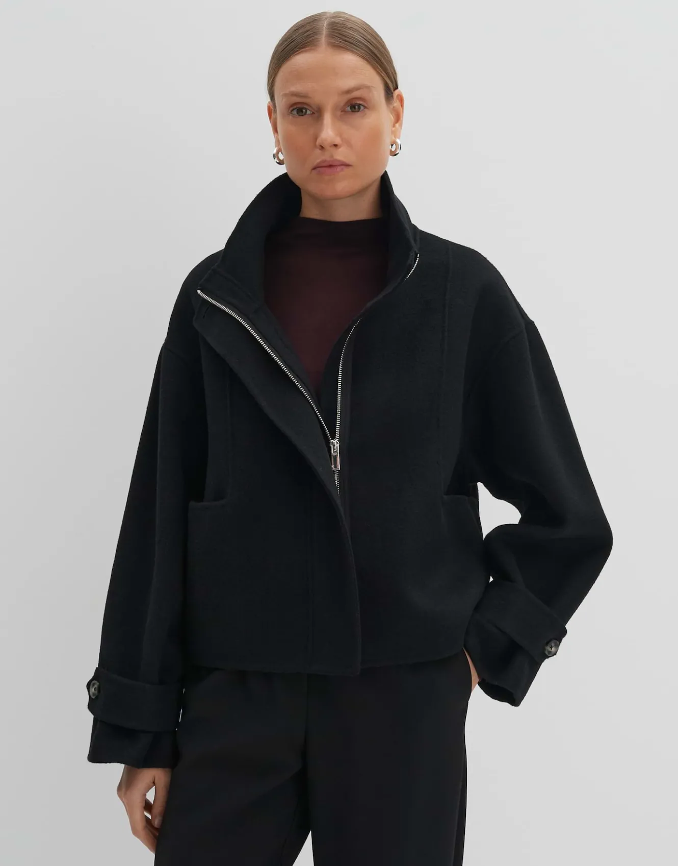 kurzjacke_varah_detail_schwarz_online_bestellen_1.webp OPUS Kurzjacke Varah Detail Schwarz Online Bestellen^Damen Jacken / Mäntel