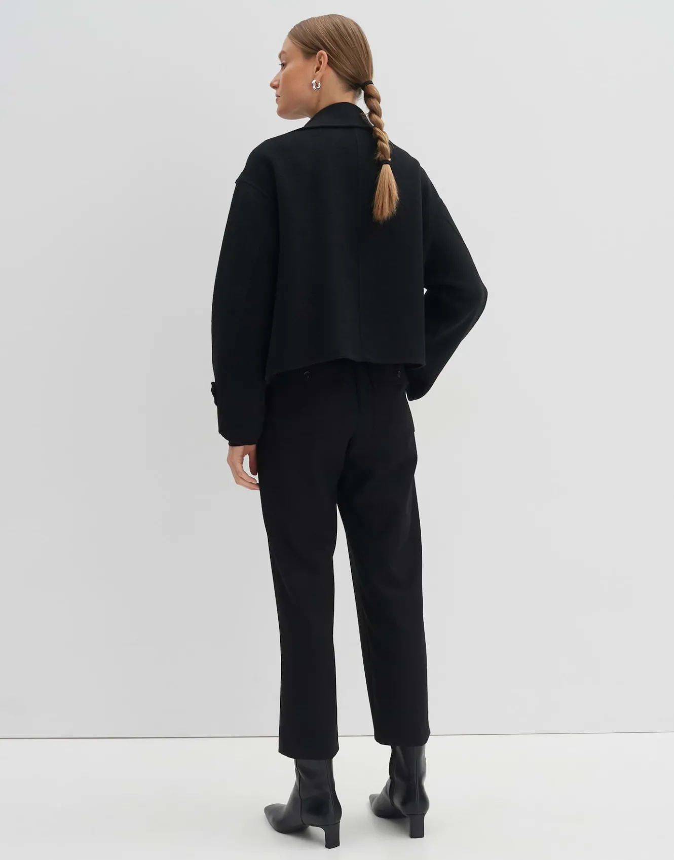 kurzjacke_varah_detail_schwarz_online_bestellen_2.webp OPUS Kurzjacke Varah Detail Schwarz Online Bestellen^Damen Jacken / Mäntel