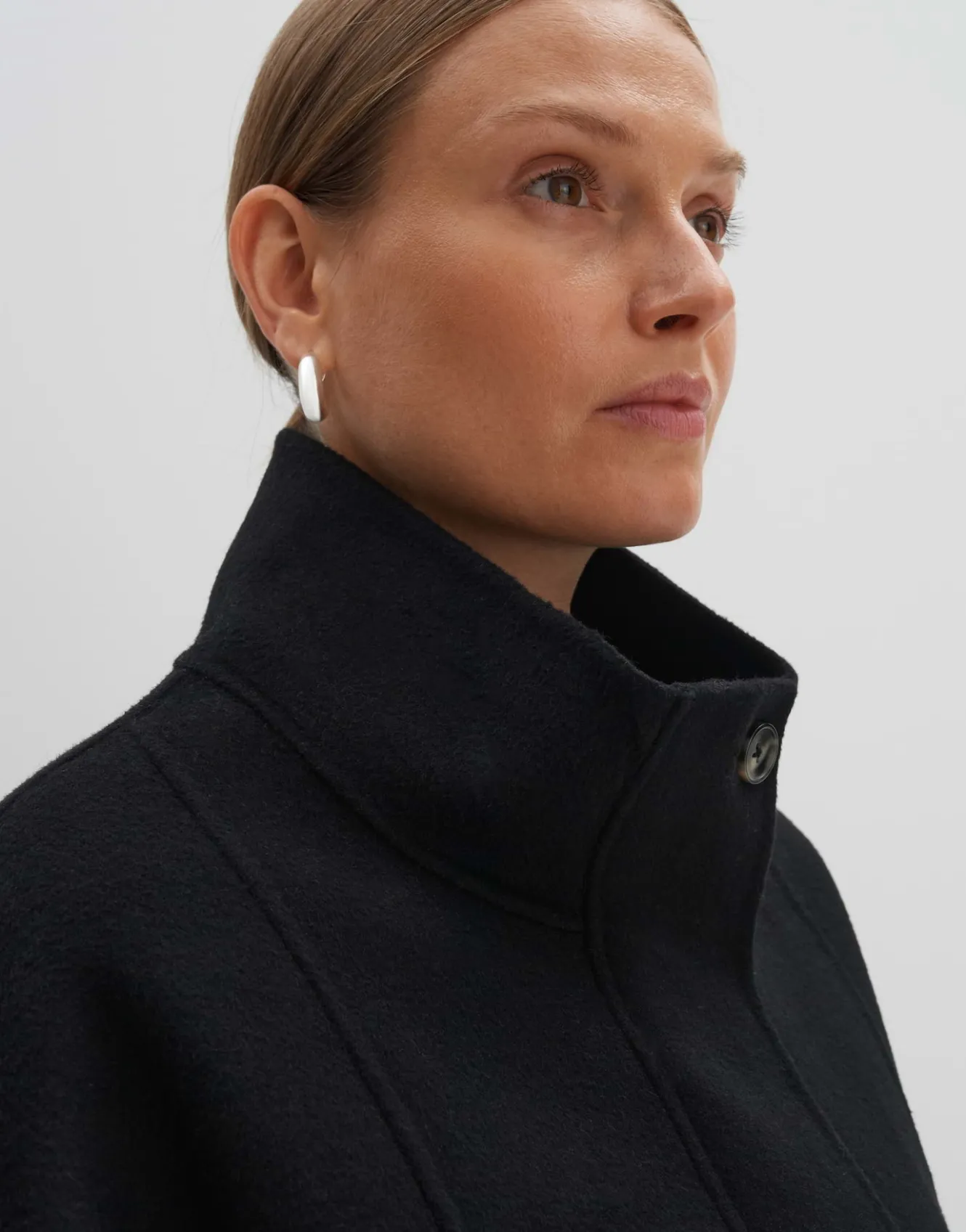kurzjacke_varah_detail_schwarz_online_bestellen_3.webp OPUS Kurzjacke Varah Detail Schwarz Online Bestellen^Damen Jacken / Mäntel