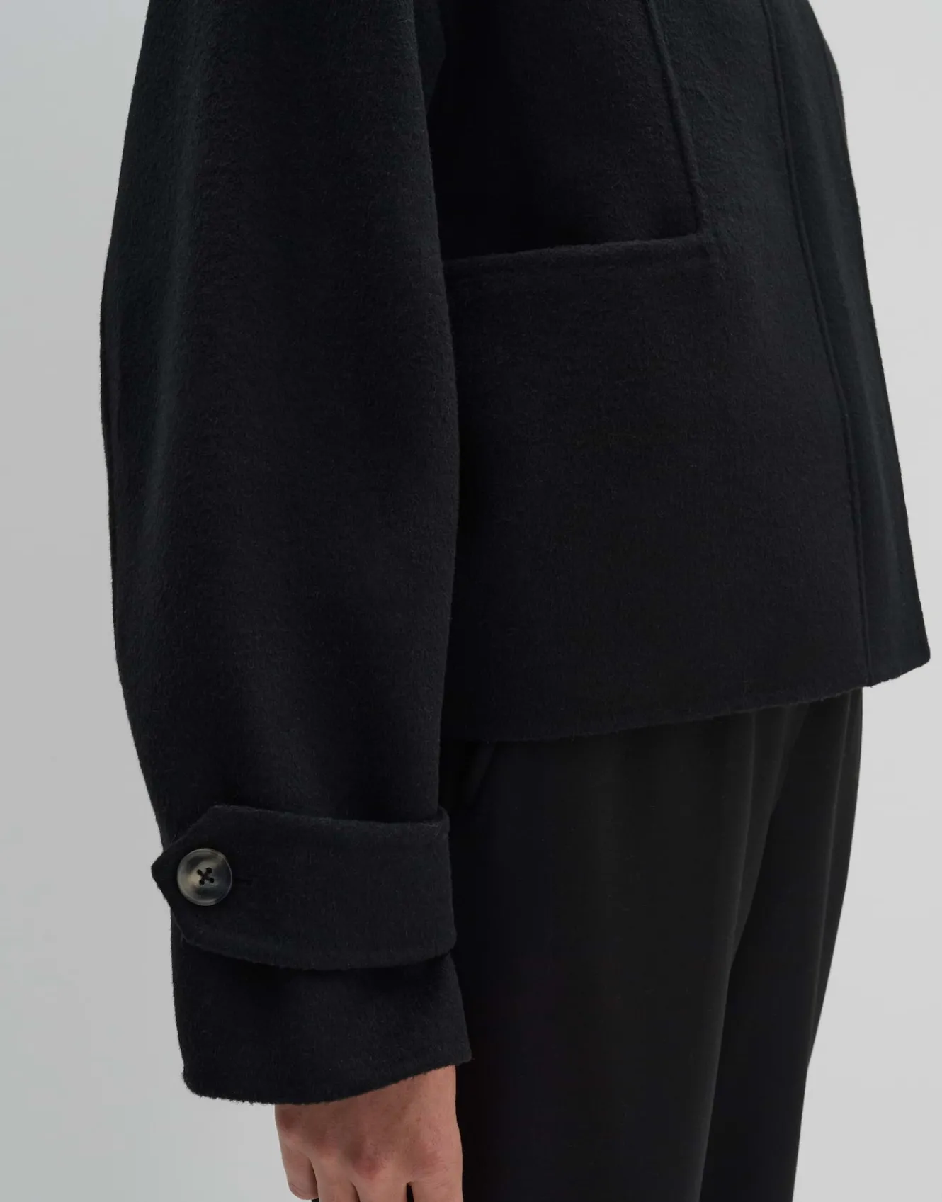 kurzjacke_varah_detail_schwarz_online_bestellen_4.webp OPUS Kurzjacke Varah Detail Schwarz Online Bestellen^Damen Jacken / Mäntel