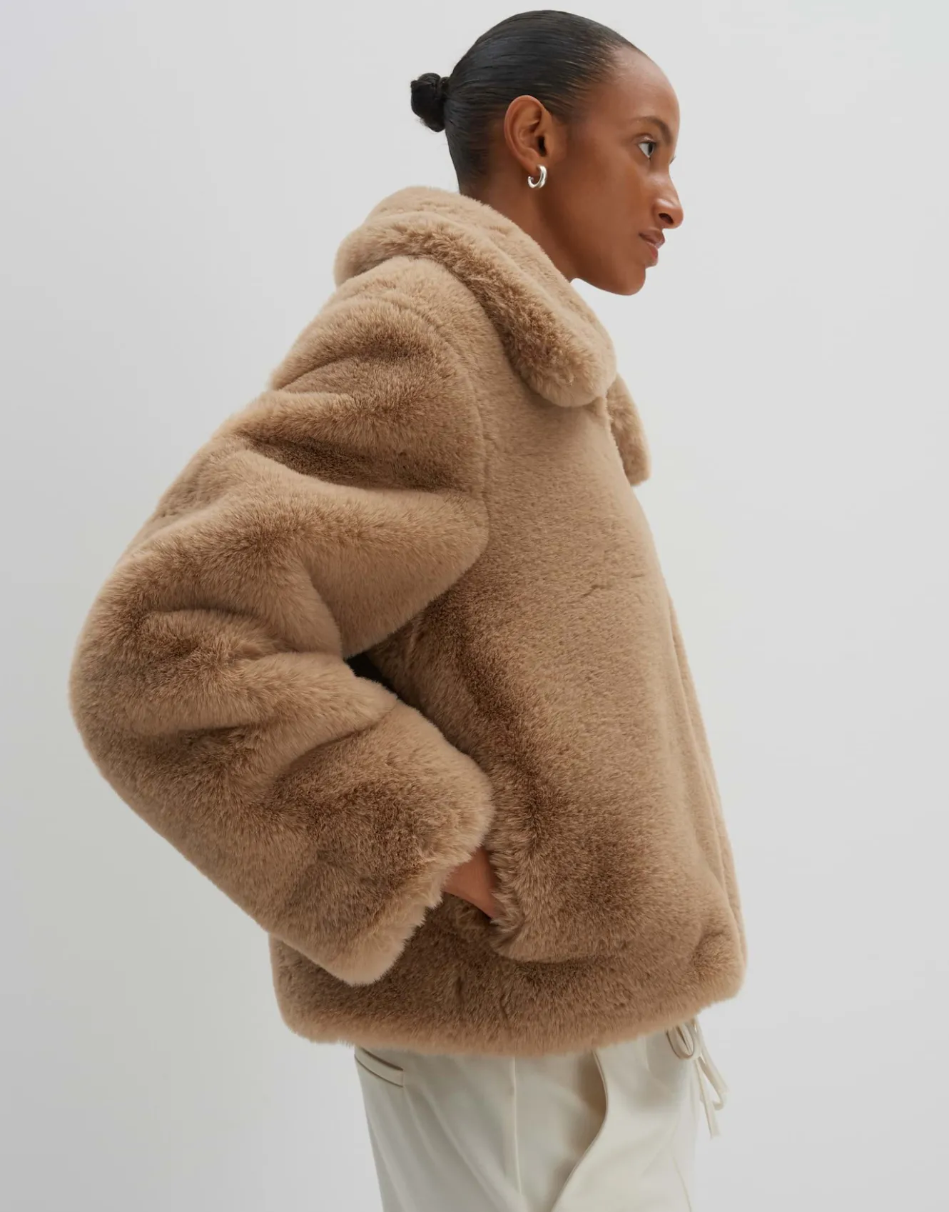 kurzjacke_variah_beige_online_bestellen_3.webp OPUS Kurzjacke Variah Beige Online Bestellen^Damen Jacken / Mäntel
