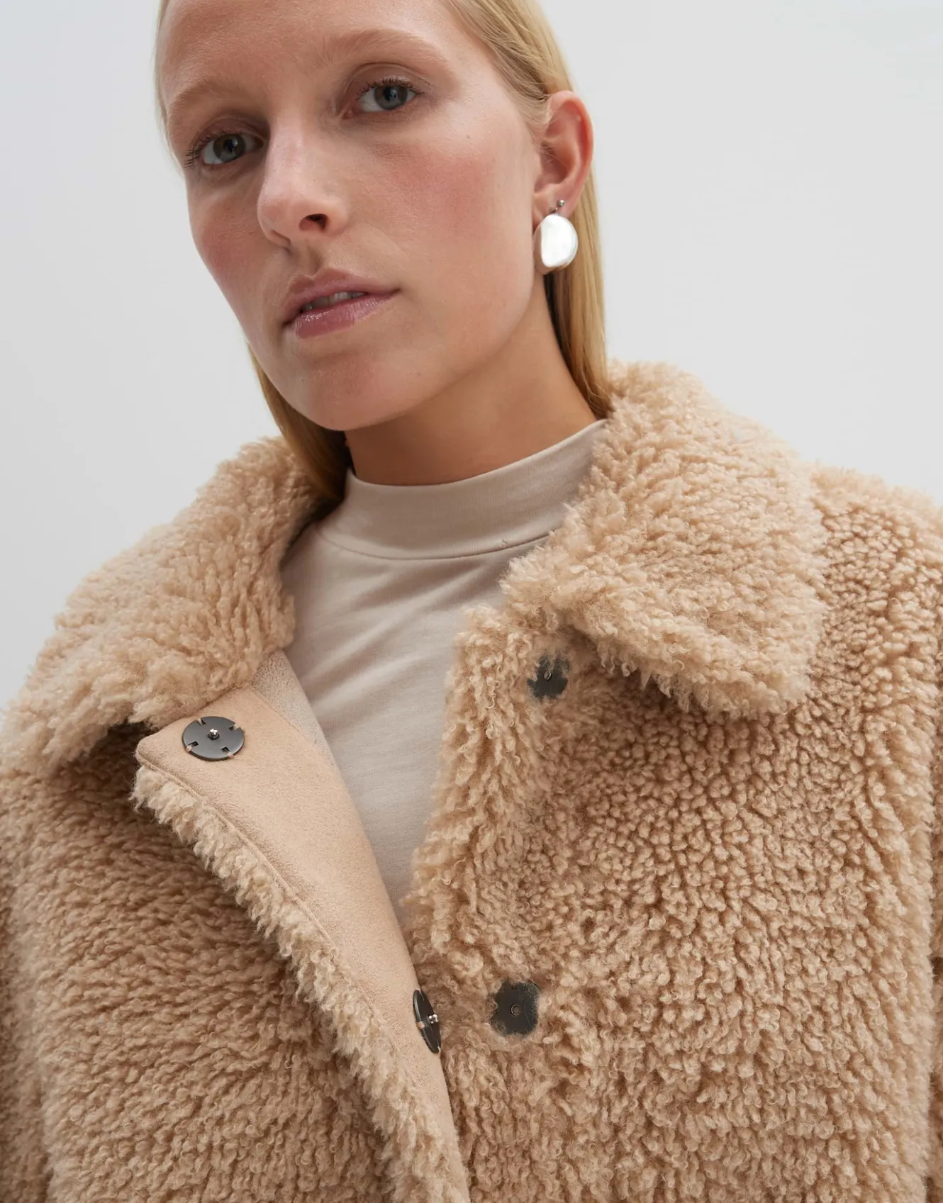 kurzjacke_variett_beige_online_bestellen_4.webp OPUS Kurzjacke Variett Beige Online Bestellen^Damen Jacken / Mäntel