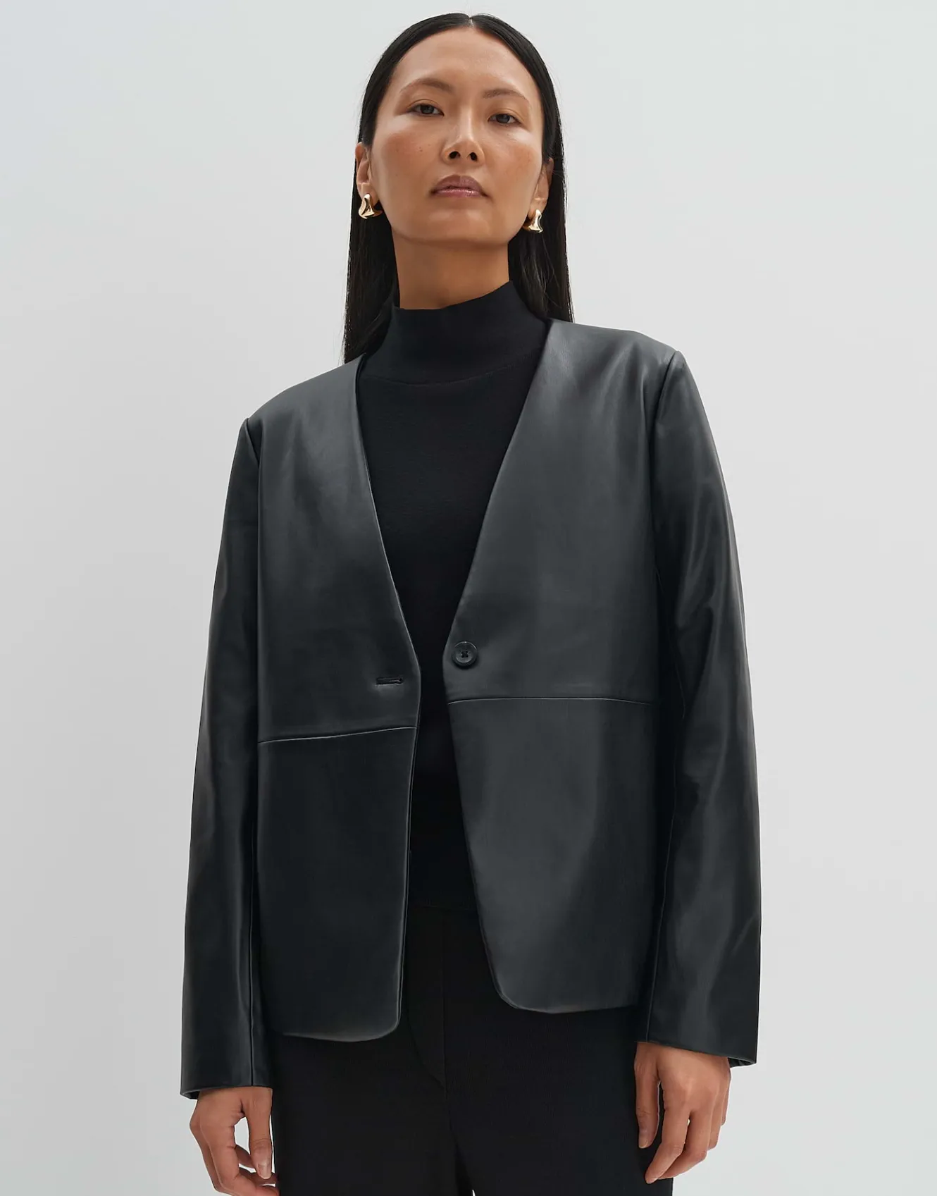 lederblazer_noebe_schwarz_online_bestellen_1.webp OPUS Lederblazer Noebe Schwarz Online Bestellen^Damen Blazer / Westen