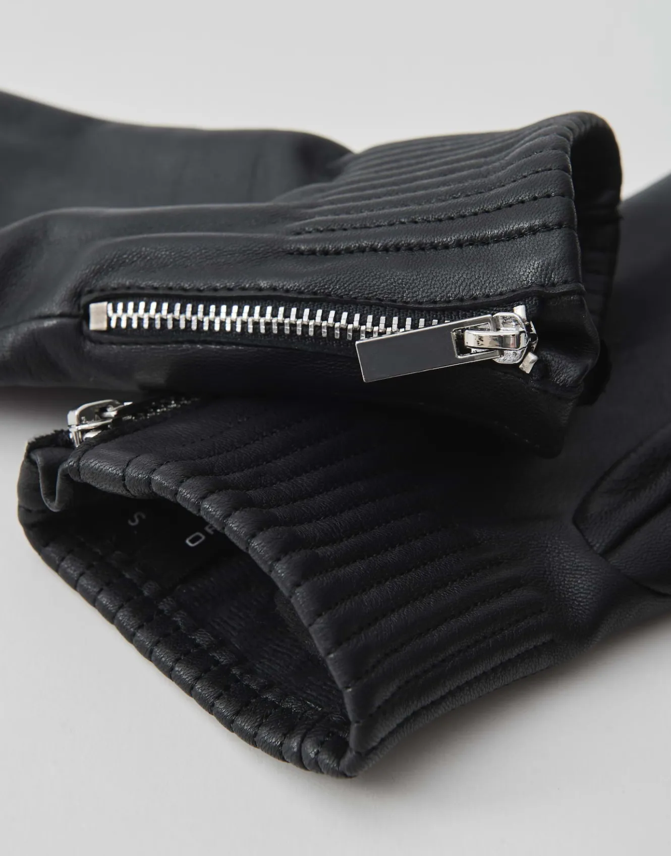 lederhandschuh_alettio_gloves_schwarz_online_bestellen_7.webp OPUS Lederhandschuh Alettio Gloves Schwarz Online Bestellen^Damen Accessoires