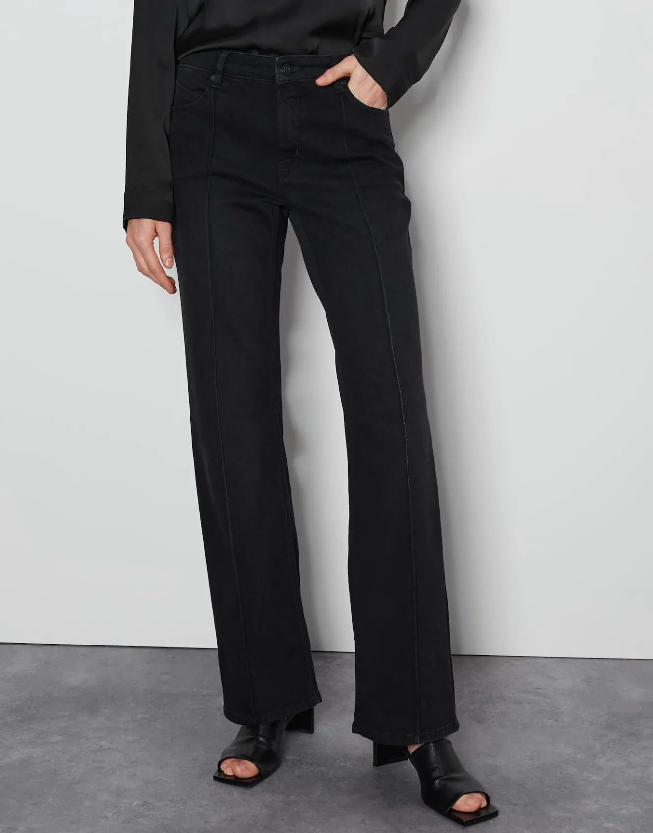 long_flared_jeans_carie_line_schwarz_online_bestellen_1.webp OPUS Long Flared Jeans Carie Line Schwarz Online Bestellen^Damen Jeans