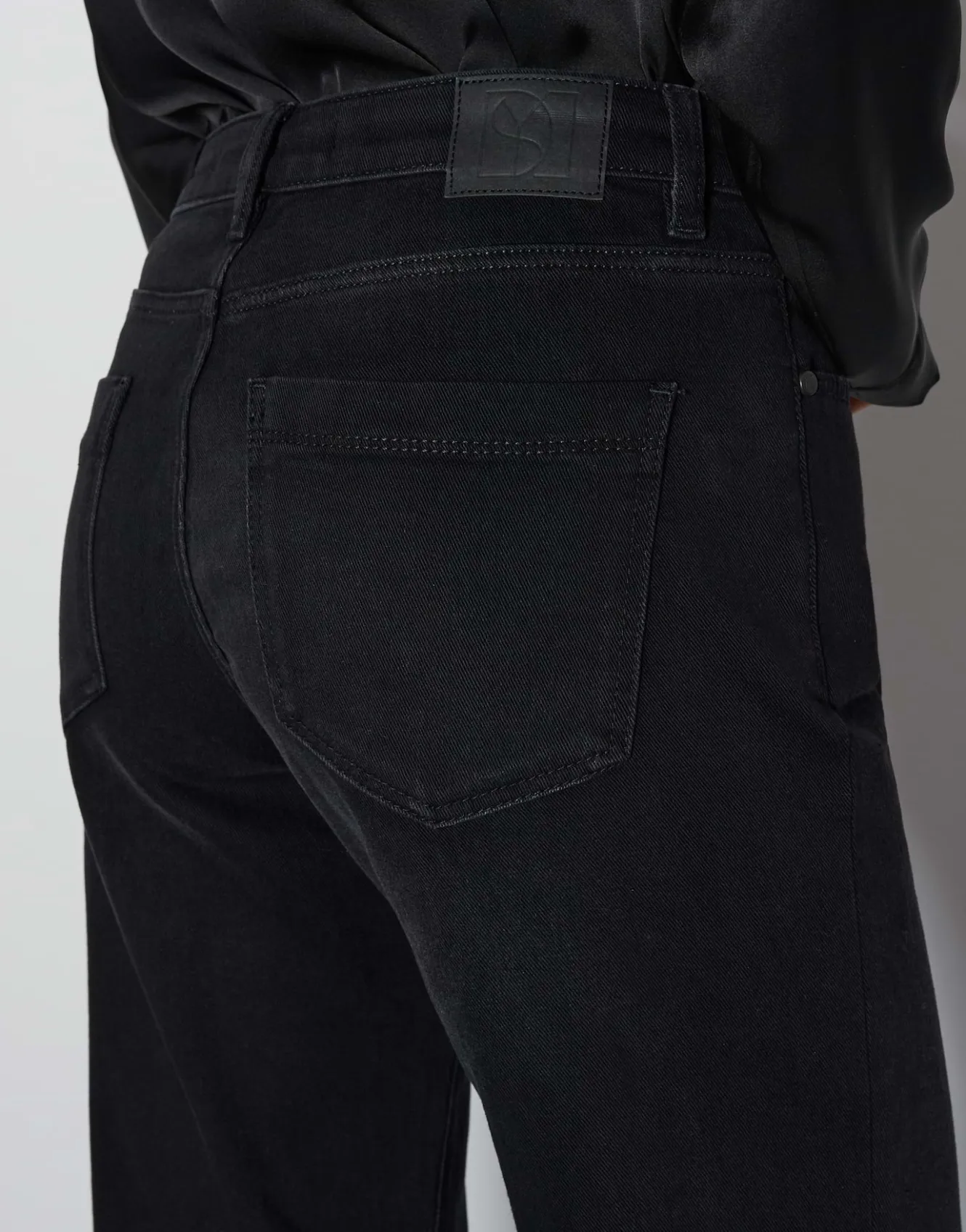 long_flared_jeans_carie_line_schwarz_online_bestellen_4.webp OPUS Long Flared Jeans Carie Line Schwarz Online Bestellen^Damen Jeans