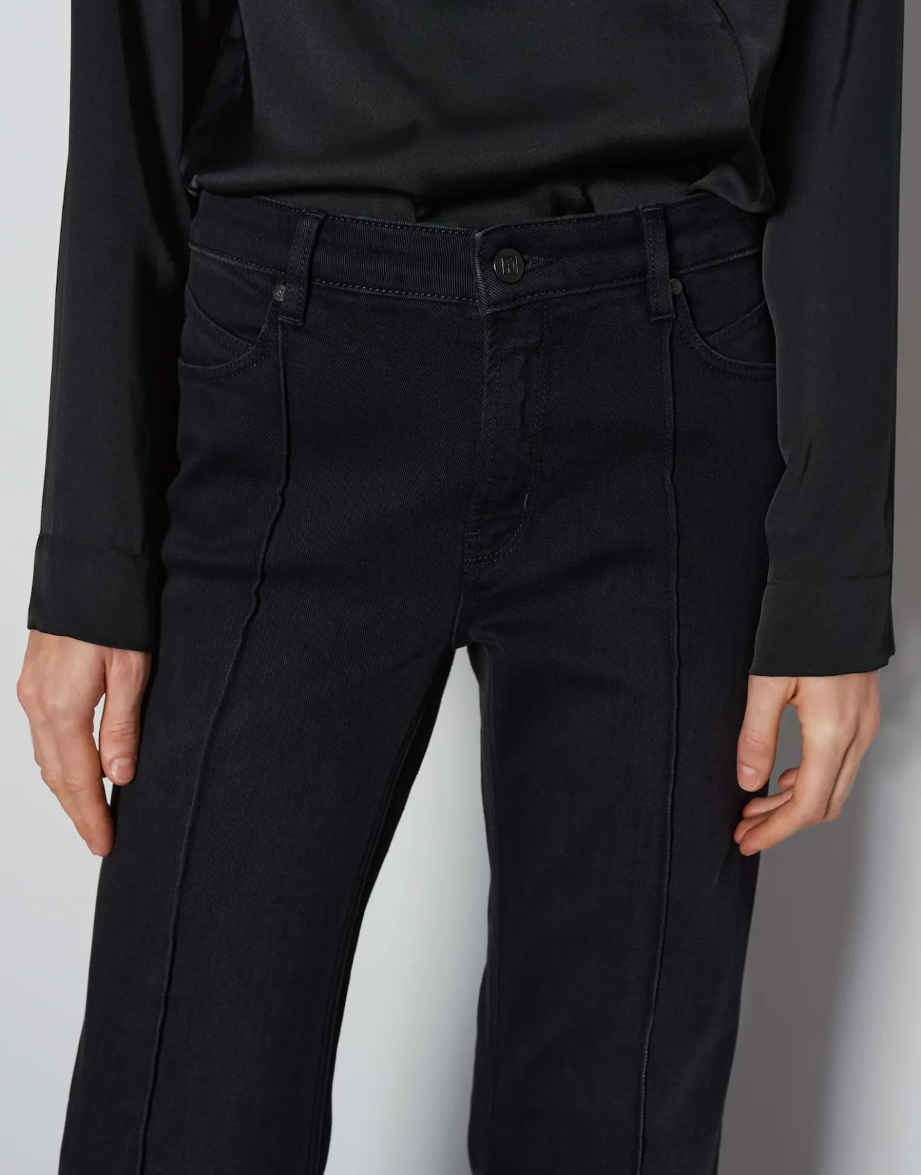 long_flared_jeans_carie_line_schwarz_online_bestellen_5.webp OPUS Long Flared Jeans Carie Line Schwarz Online Bestellen^Damen Jeans