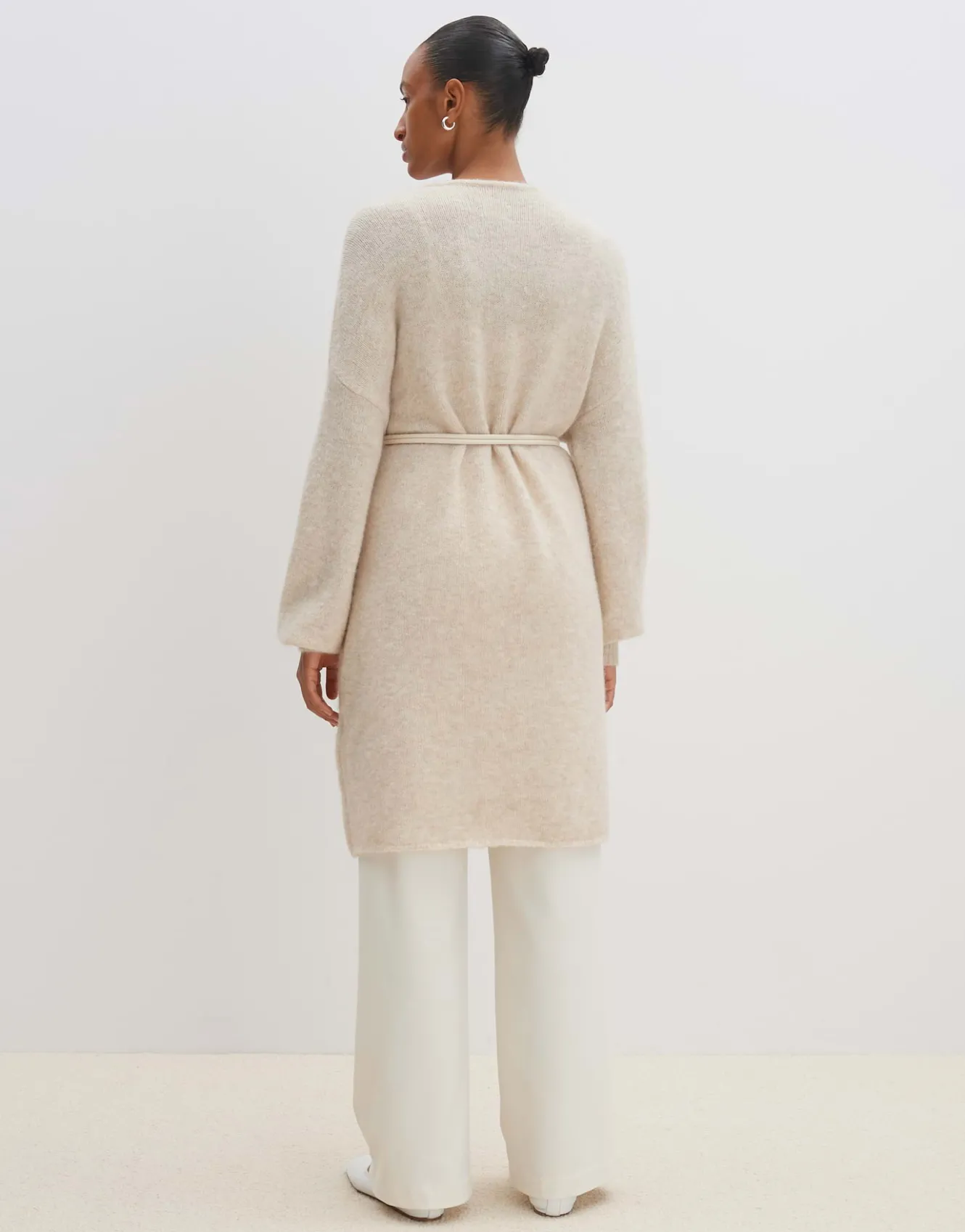 longstrickjacke_taleja_beige_online_bestellen_2.webp OPUS Longstrickjacke Taleja Beige Online Bestellen^Damen Strick