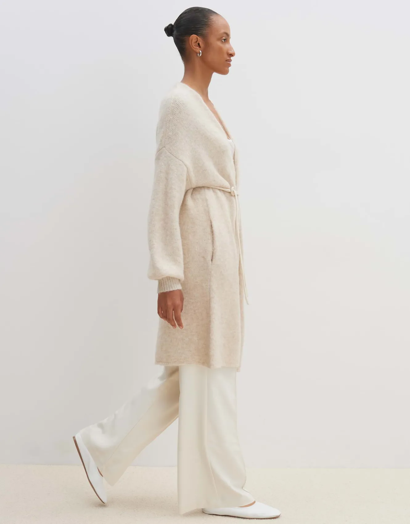 longstrickjacke_taleja_beige_online_bestellen_3.webp OPUS Longstrickjacke Taleja Beige Online Bestellen^Damen Strick