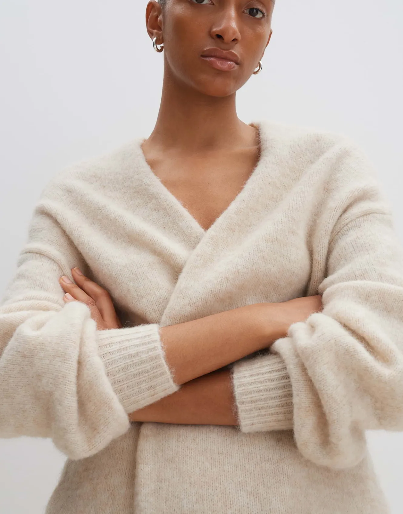longstrickjacke_taleja_beige_online_bestellen_4.webp OPUS Longstrickjacke Taleja Beige Online Bestellen^Damen Strick