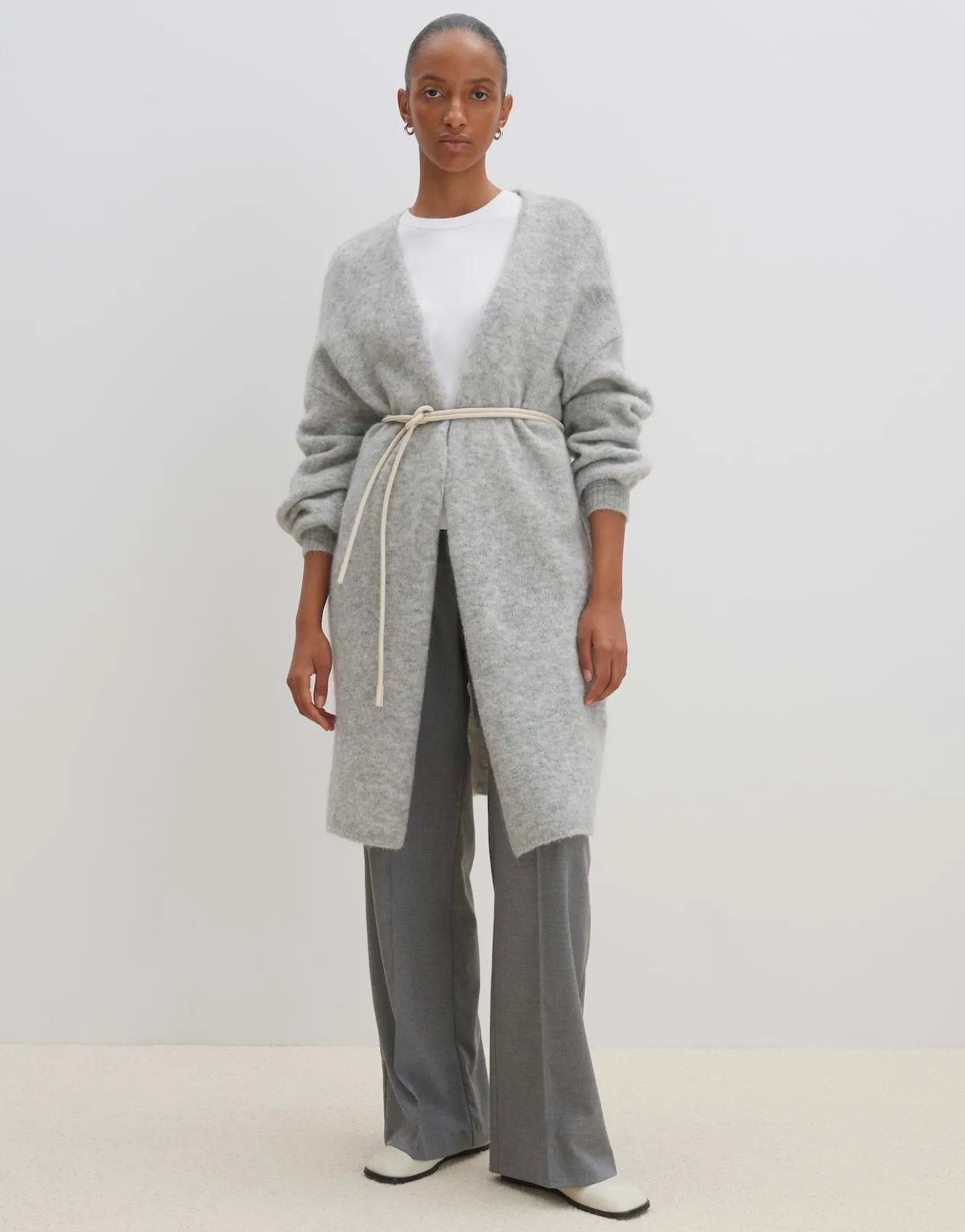 longstrickjacke_taleja_grau_online_bestellen_5.webp OPUS Longstrickjacke Taleja Grau Online Bestellen^Damen Strick