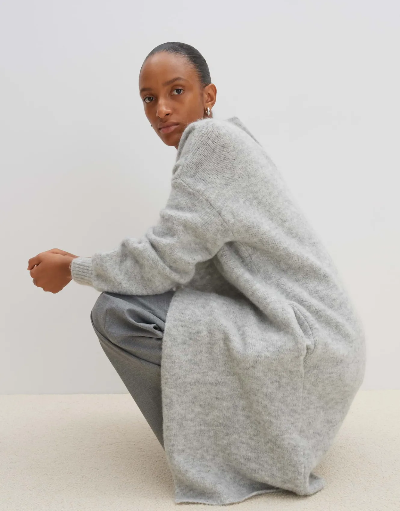 longstrickjacke_taleja_grau_online_bestellen_8.webp OPUS Longstrickjacke Taleja Grau Online Bestellen^Damen Strick