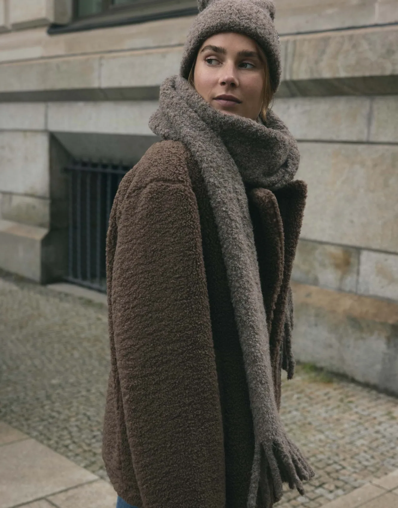oversize_schal_amoni_scarf_braun_online_bestellen_5.webp OPUS Oversize Schal Amoni Scarf Braun Online Bestellen^Damen Accessoires