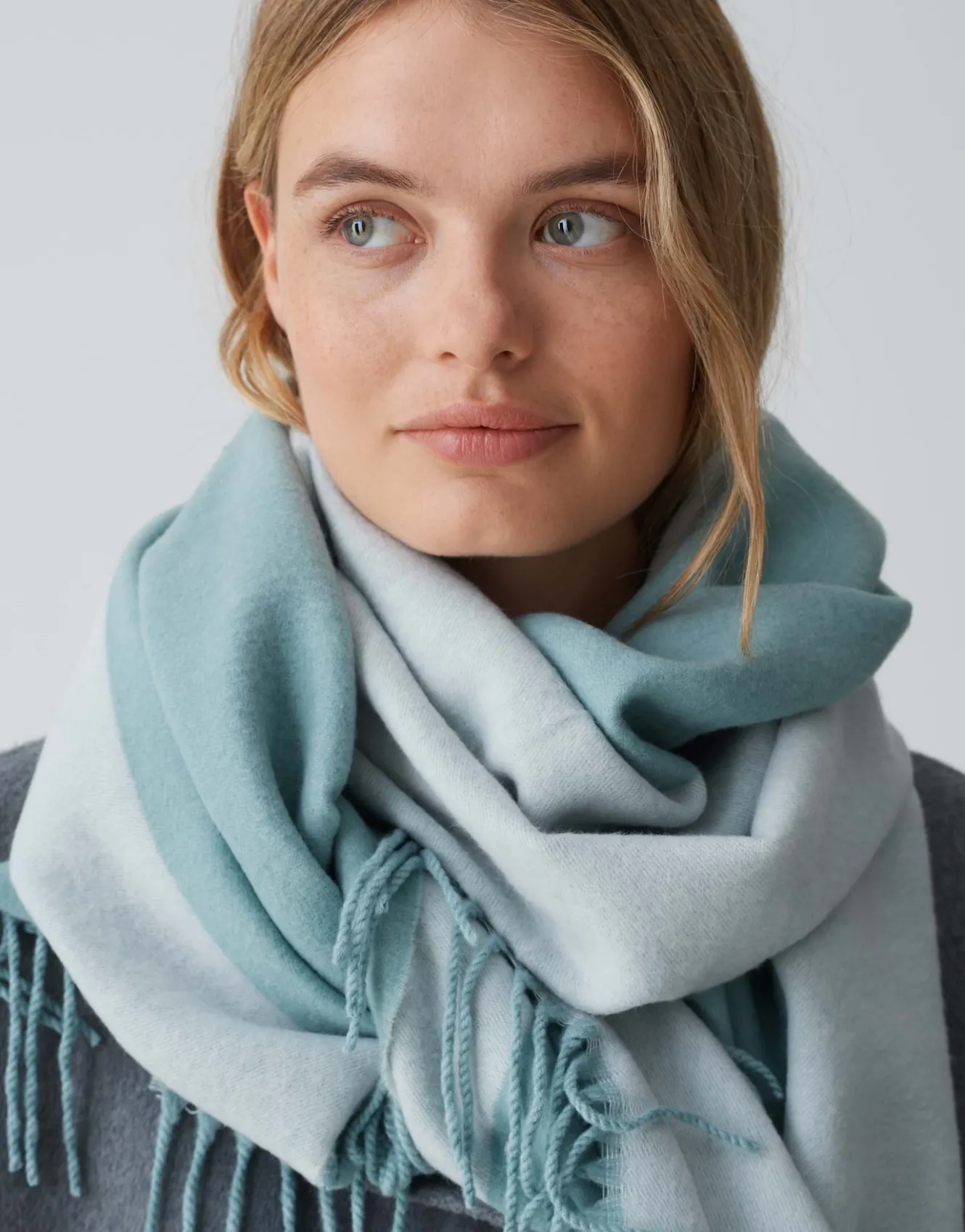 oversize_schal_atopa_scarf_blau_online_bestellen_3.webp OPUS Oversize Schal Atopa Scarf Blau Online Bestellen^Damen Accessoires