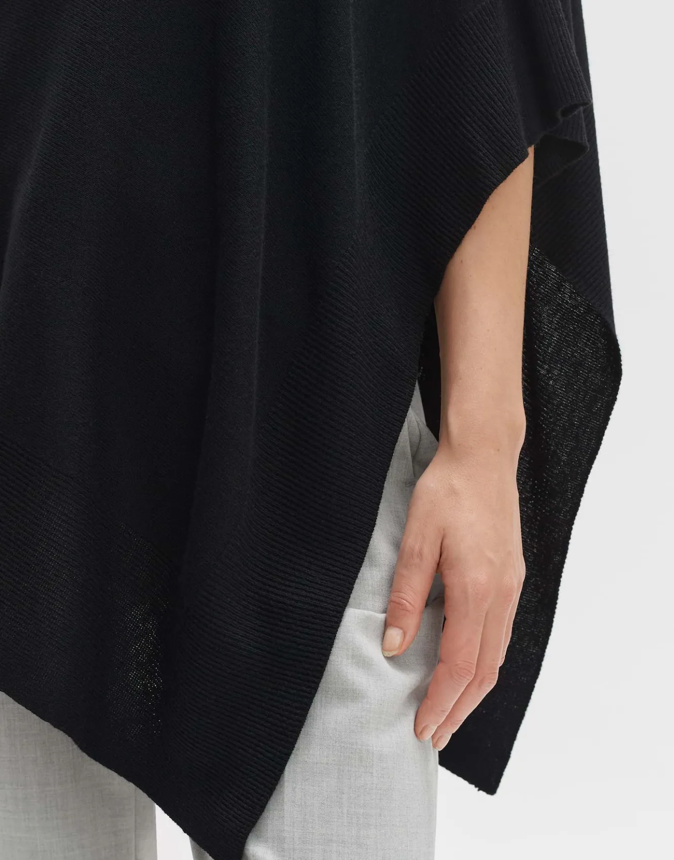 poncho_askili_cape_schwarz_online_bestellen_2.webp OPUS Poncho Askili Cape Schwarz Online Bestellen^Damen Strick | Accessoires
