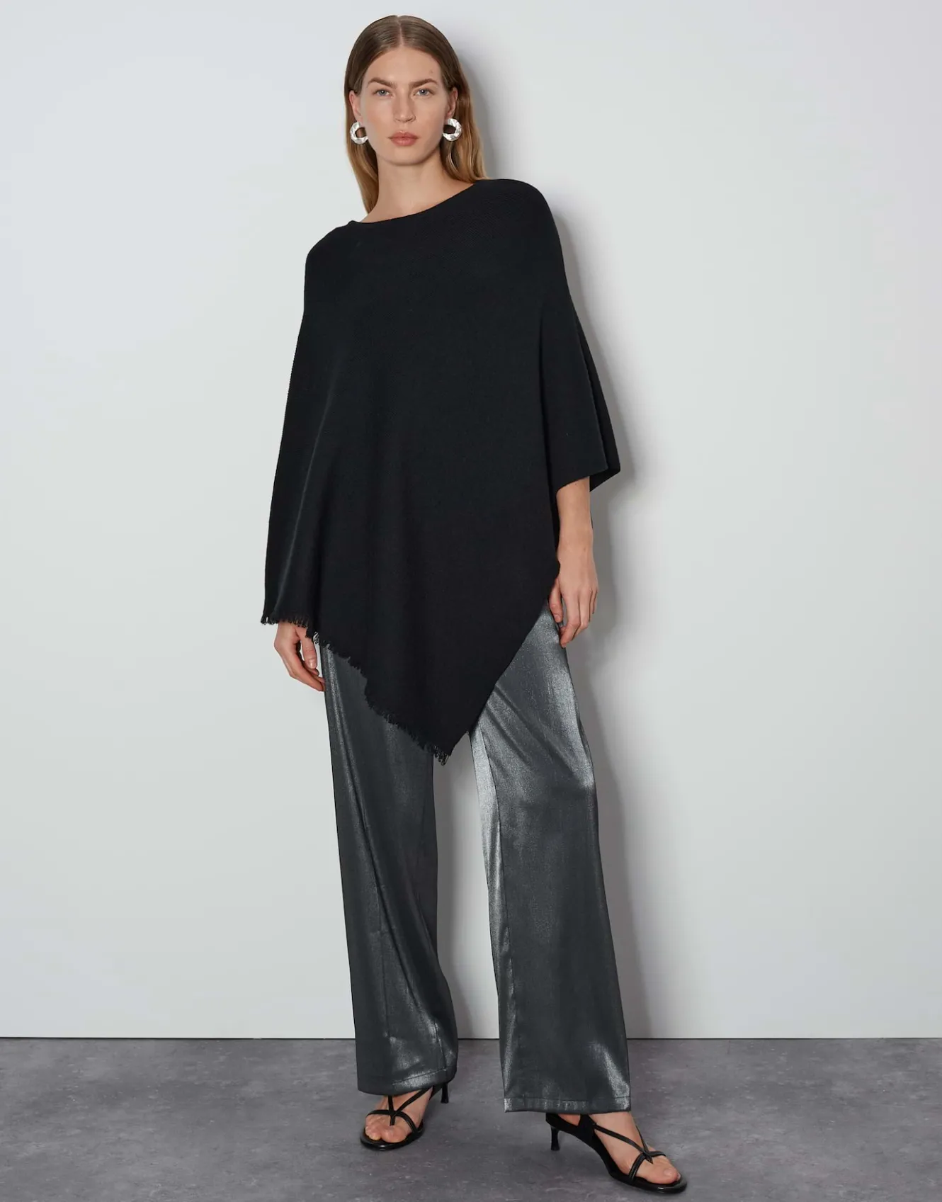 poncho_babiene_cape_schwarz_online_bestellen_0.webp OPUS Poncho Babiene Cape Schwarz Online Bestellen^Damen Strick | Accessoires