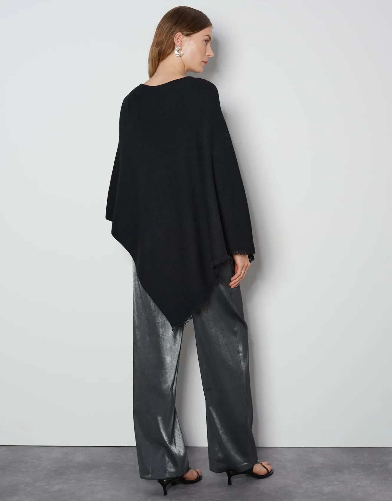 poncho_babiene_cape_schwarz_online_bestellen_2.webp OPUS Poncho Babiene Cape Schwarz Online Bestellen^Damen Strick | Accessoires
