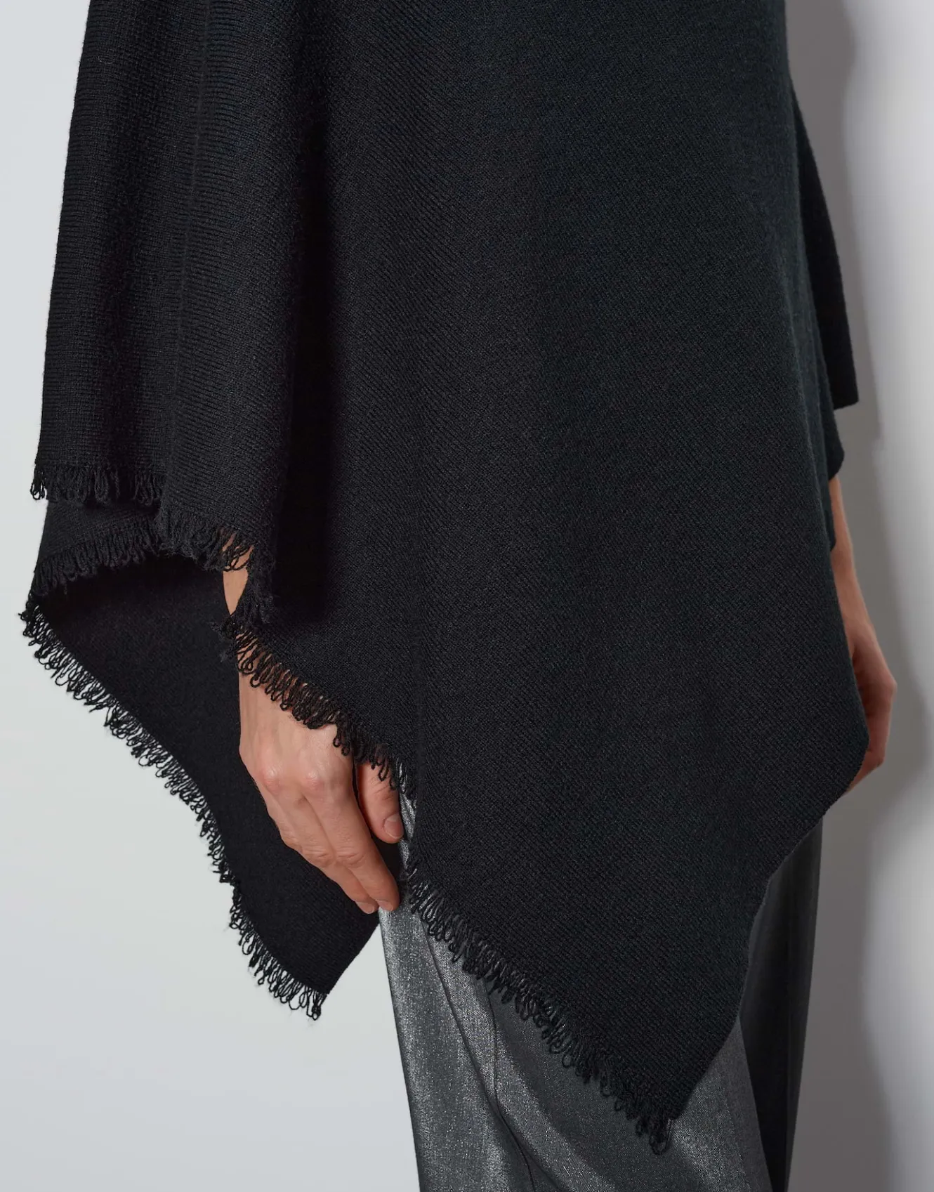 poncho_babiene_cape_schwarz_online_bestellen_4.webp OPUS Poncho Babiene Cape Schwarz Online Bestellen^Damen Strick | Accessoires
