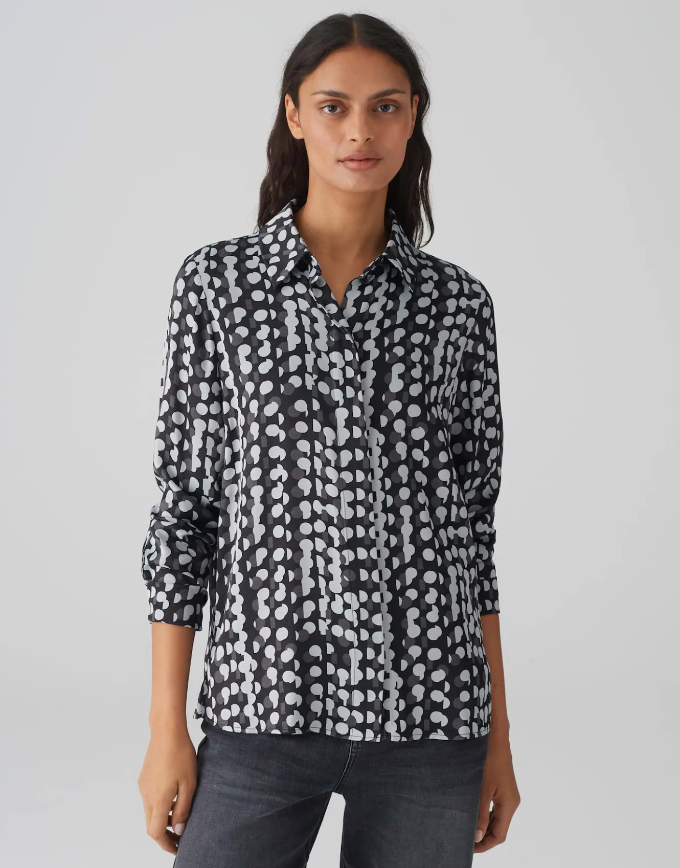 satinbluse_fosmo_schwarz_online_bestellen_1.webp OPUS Satinbluse Fosmo Schwarz Online Bestellen^Damen Blusen