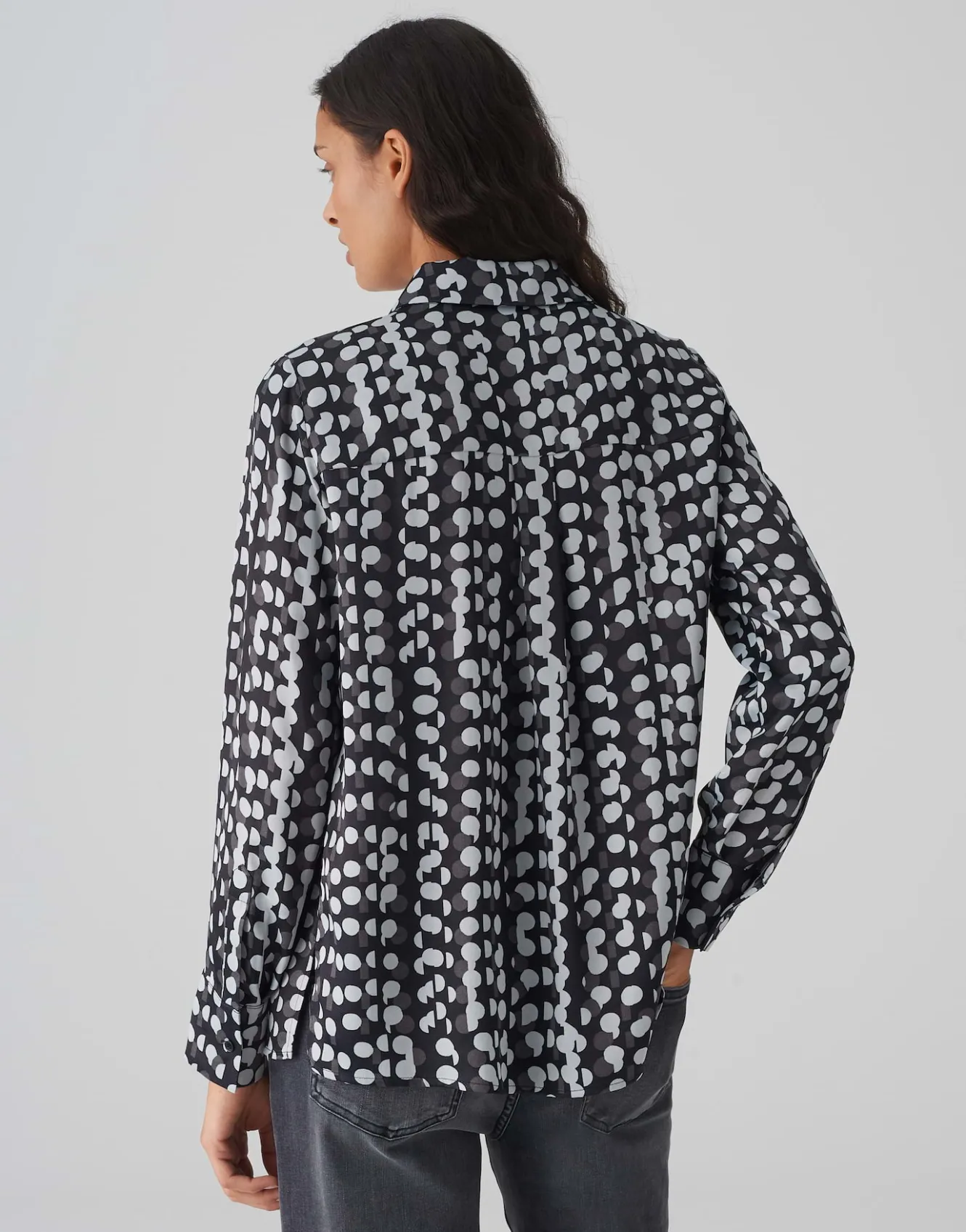 satinbluse_fosmo_schwarz_online_bestellen_2.webp OPUS Satinbluse Fosmo Schwarz Online Bestellen^Damen Blusen