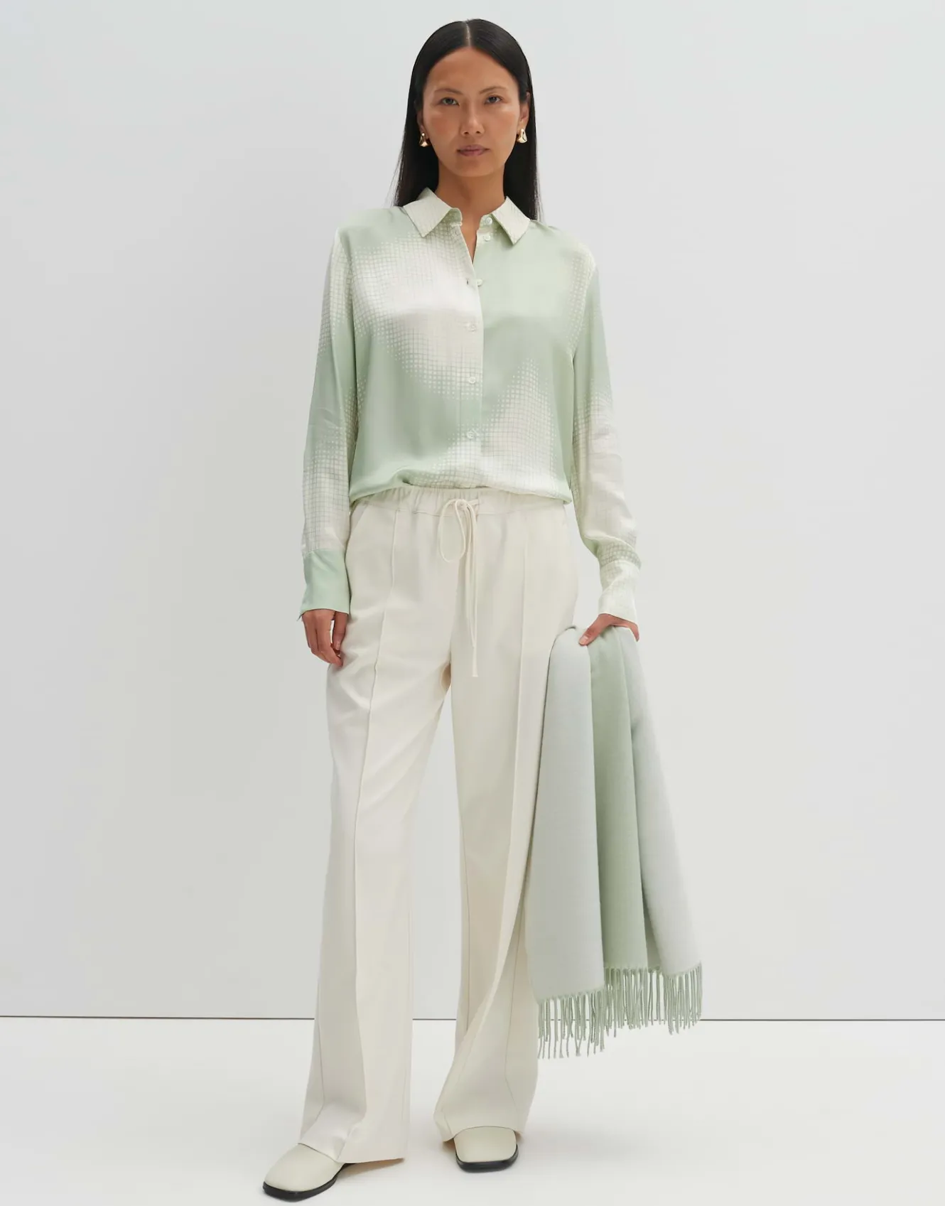 satinbluse_zisakia_grn_online_bestellen_5.webp OPUS Satinbluse Zisakia Grün Online Bestellen^Damen Blusen